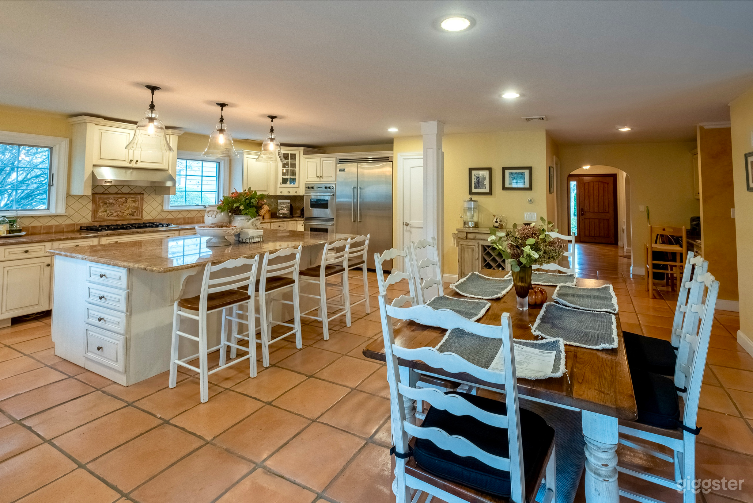 Shapira's Classic/Elegant Suburban House Photo 2