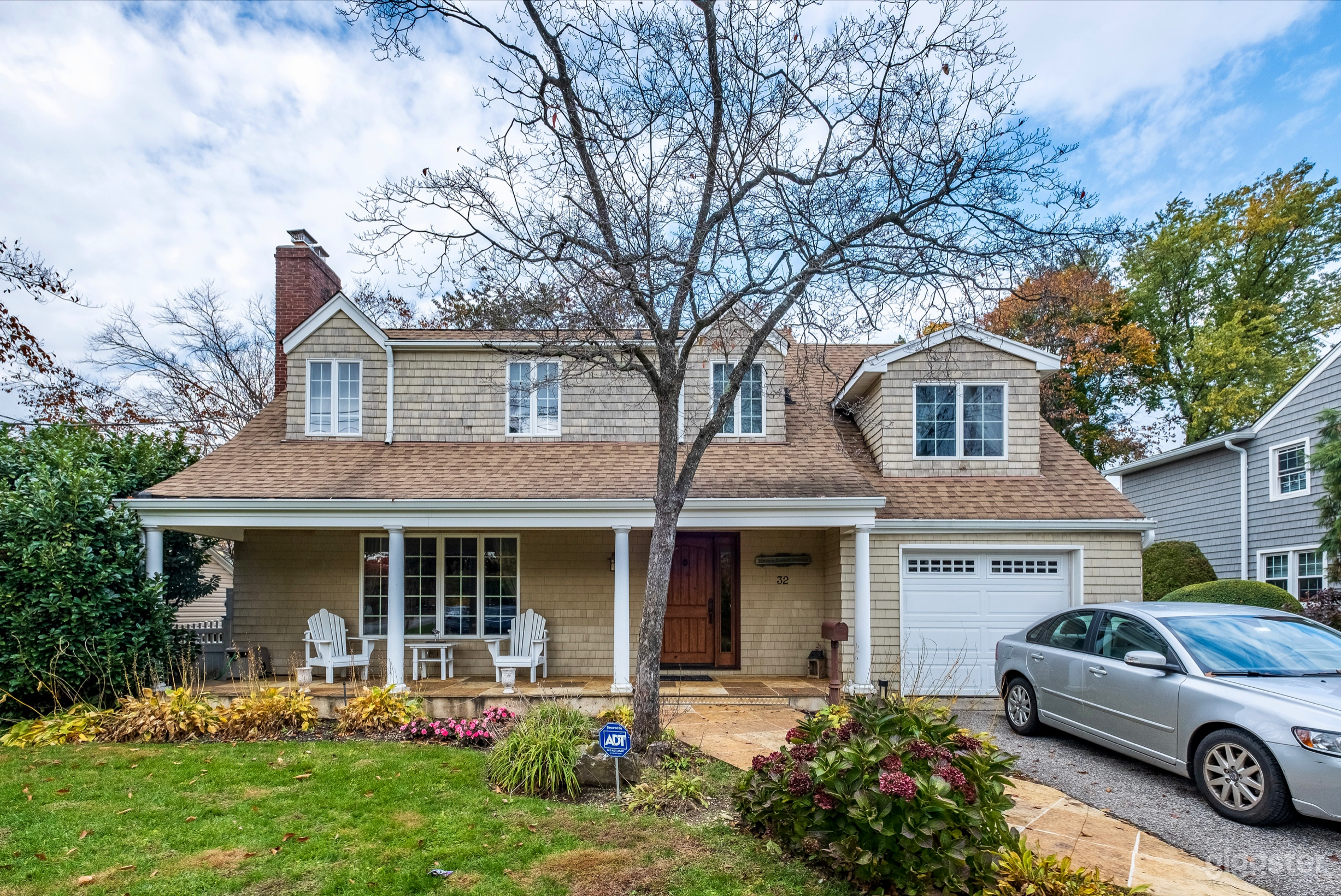 Shapira's Classic/Elegant Suburban House Photo 3