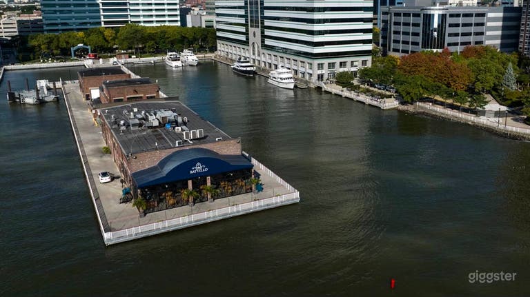  Upscale Yacht Club and Marina with Skyline View 