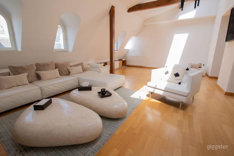  Apartment with skylight in the heart of the Golden Triangle 