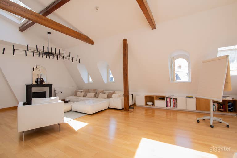  Apartment with skylight in the heart of the Golden Triangle 