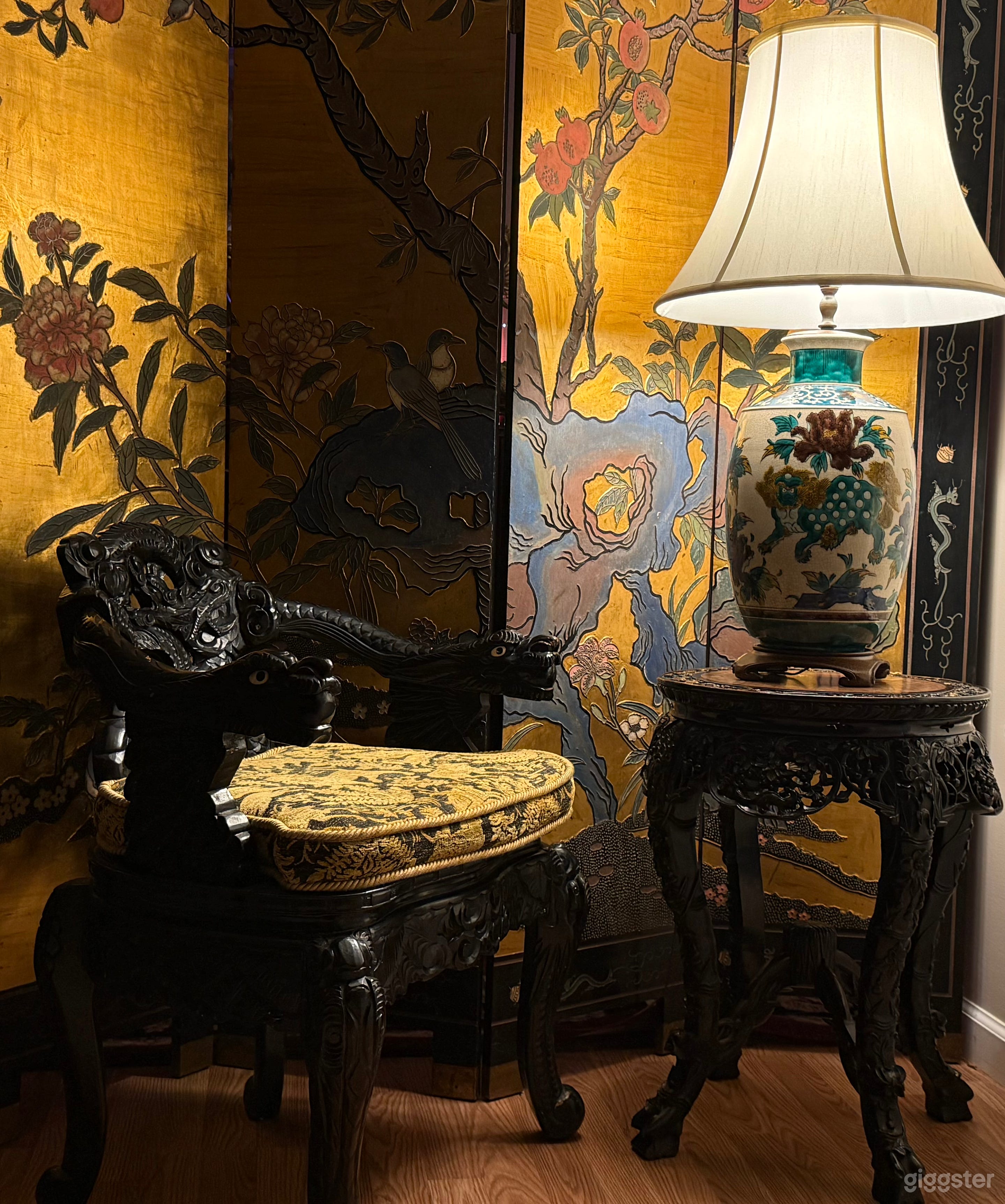 30 sqm intimate studio space filled with antique oriental furniture. Soft, warm lighting. High ceiling, quiet neighborhood. Ideal for photo shoots, indie film B-roll, or acoustic performance recordings.