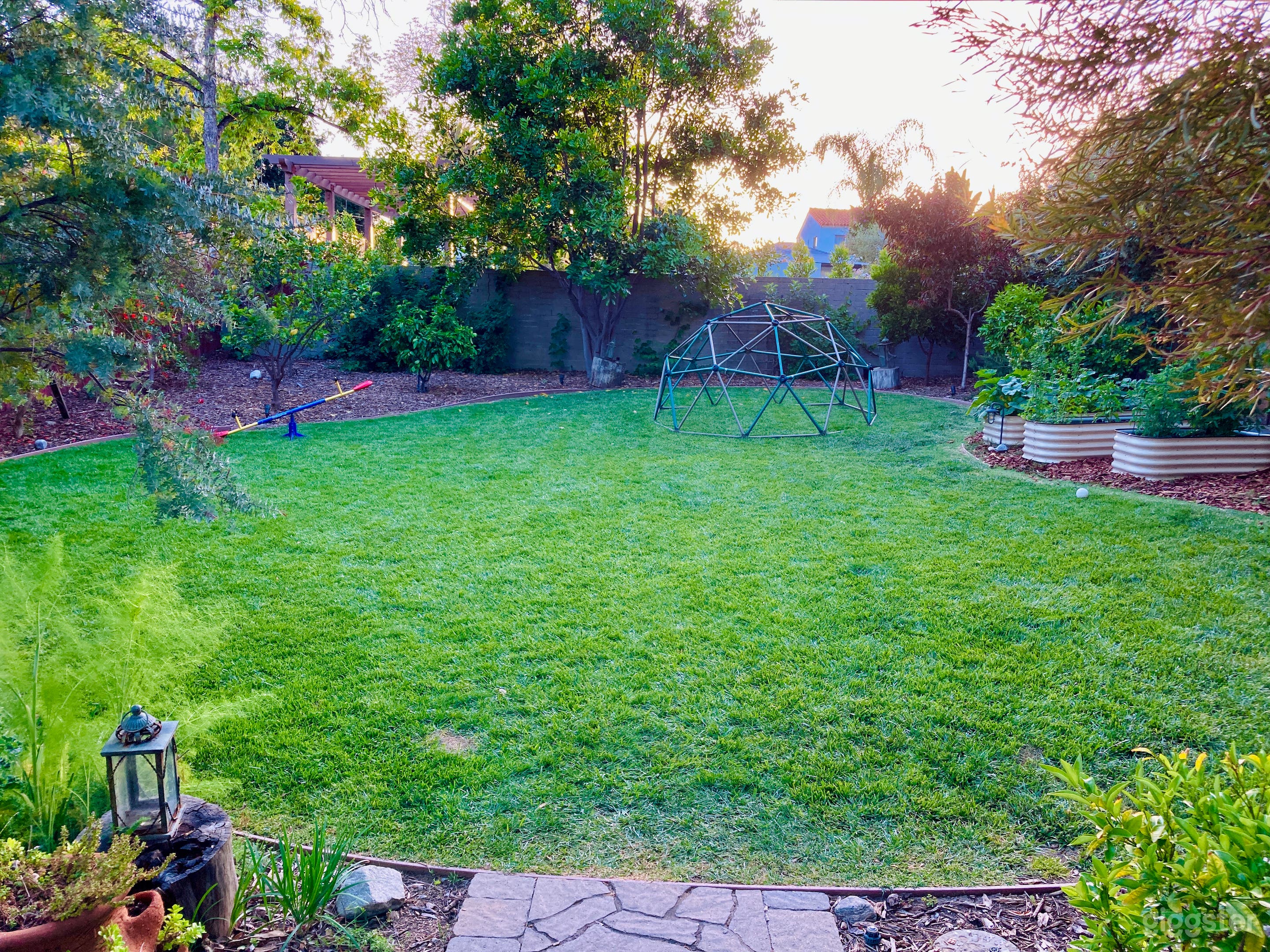 Average Family Home w/ Huge Park-like Yard Photo 2