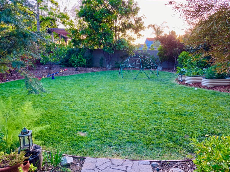  Casa familiare media con enorme giardino simile a un parco 