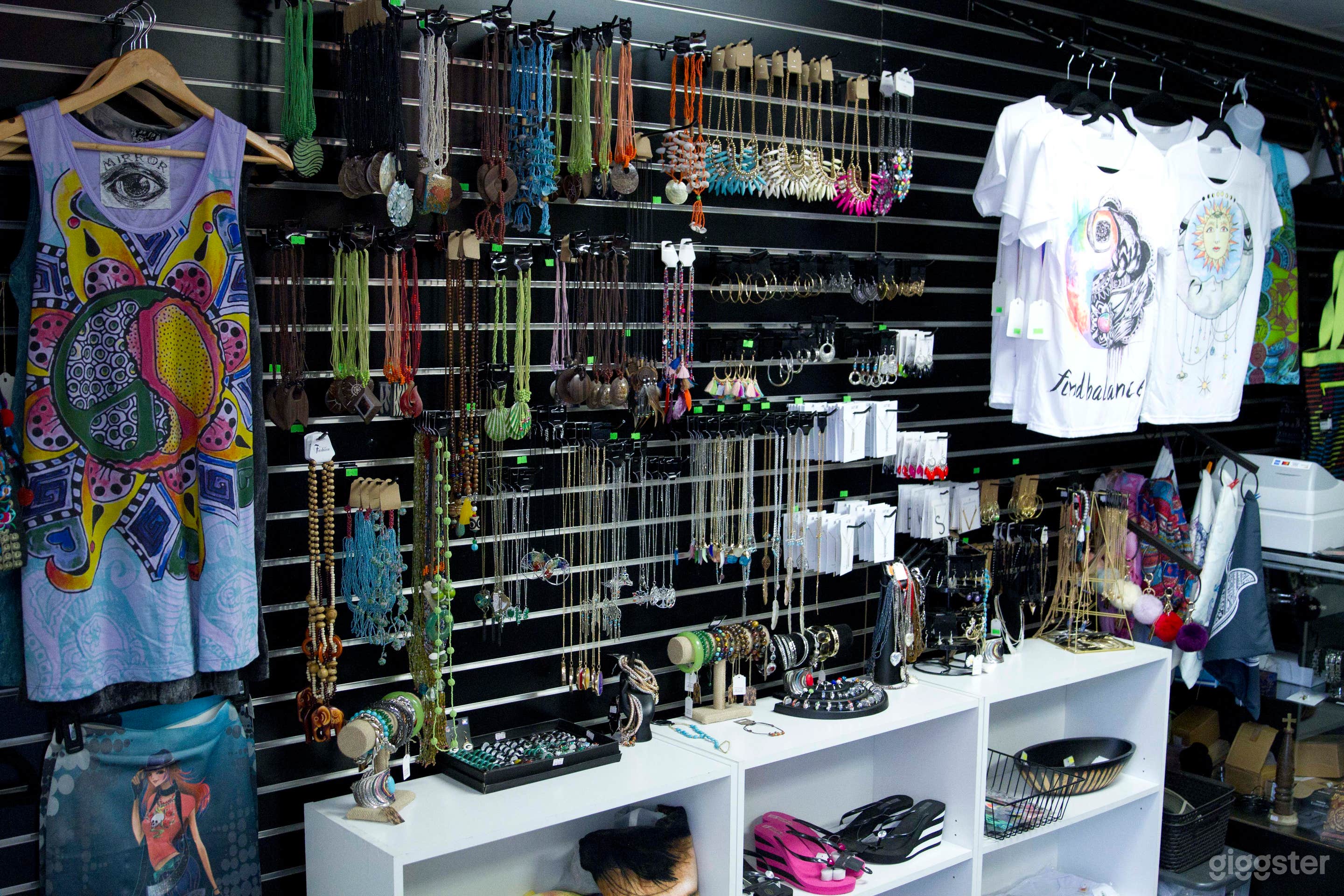 RECORD STORE AVAILABLE FOR LOCATION SETTING  Photo 4