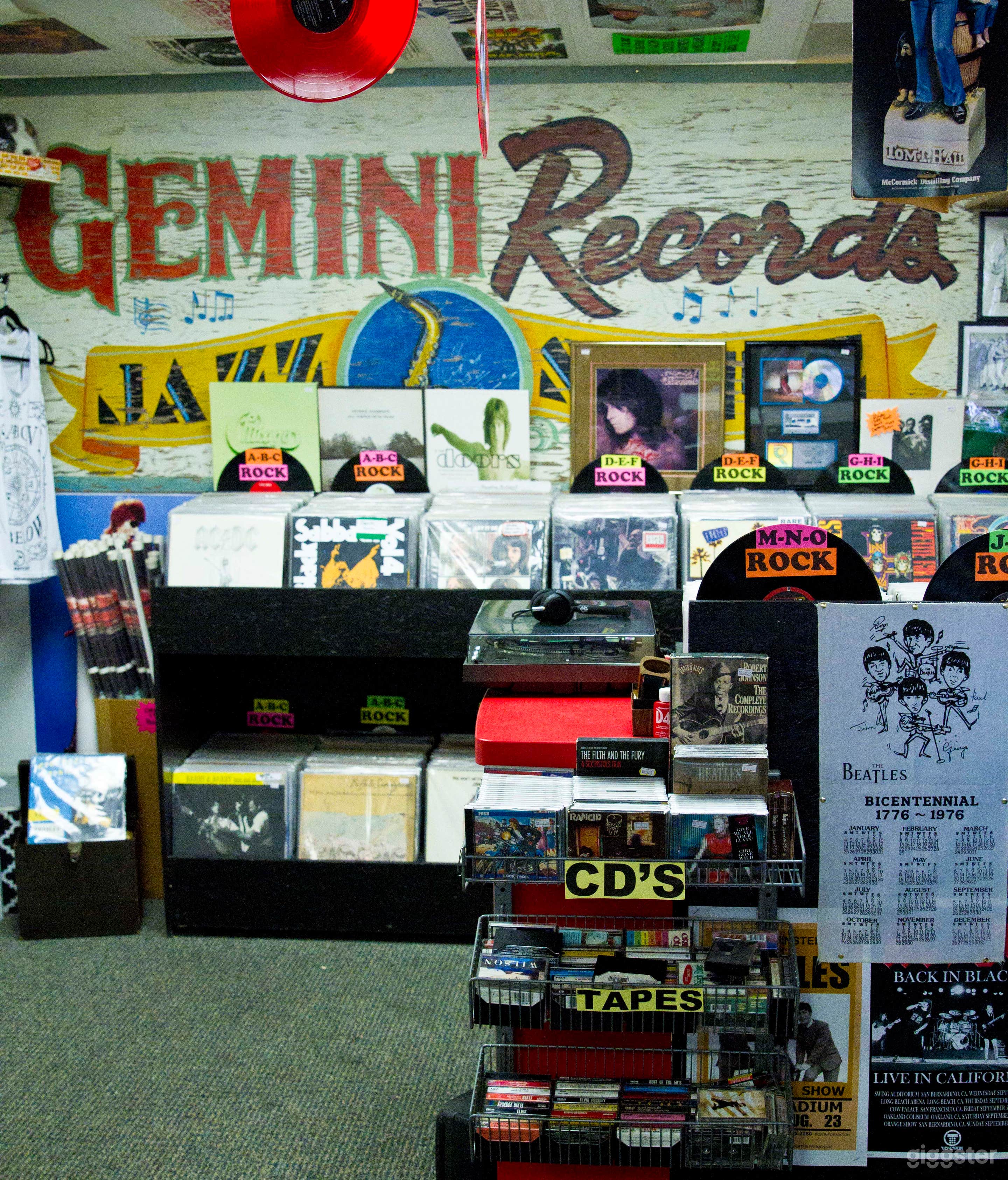 RECORD STORE AVAILABLE FOR LOCATION SETTING  Photo 3