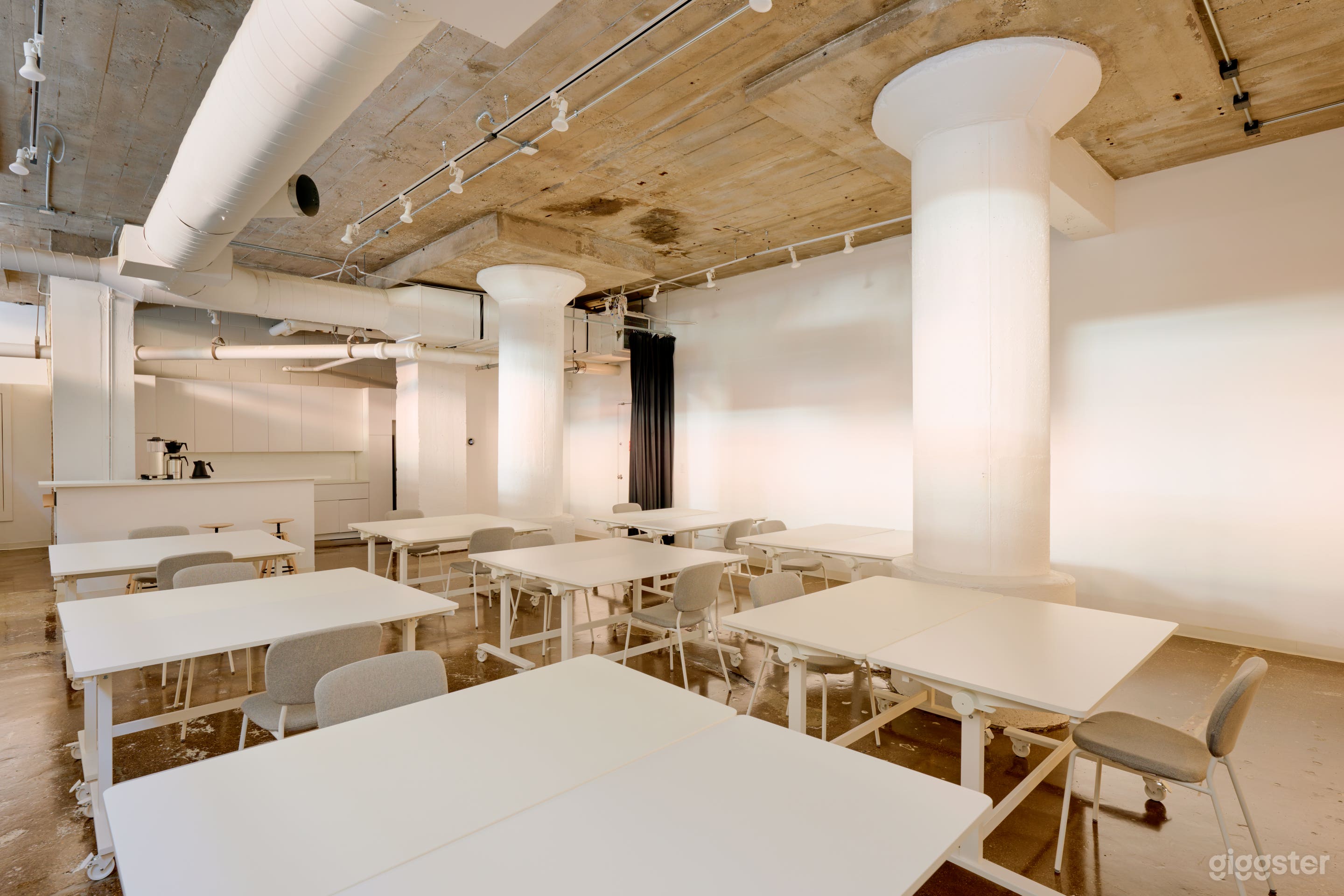 Flexible Gallery Workspace in River North Photo 2