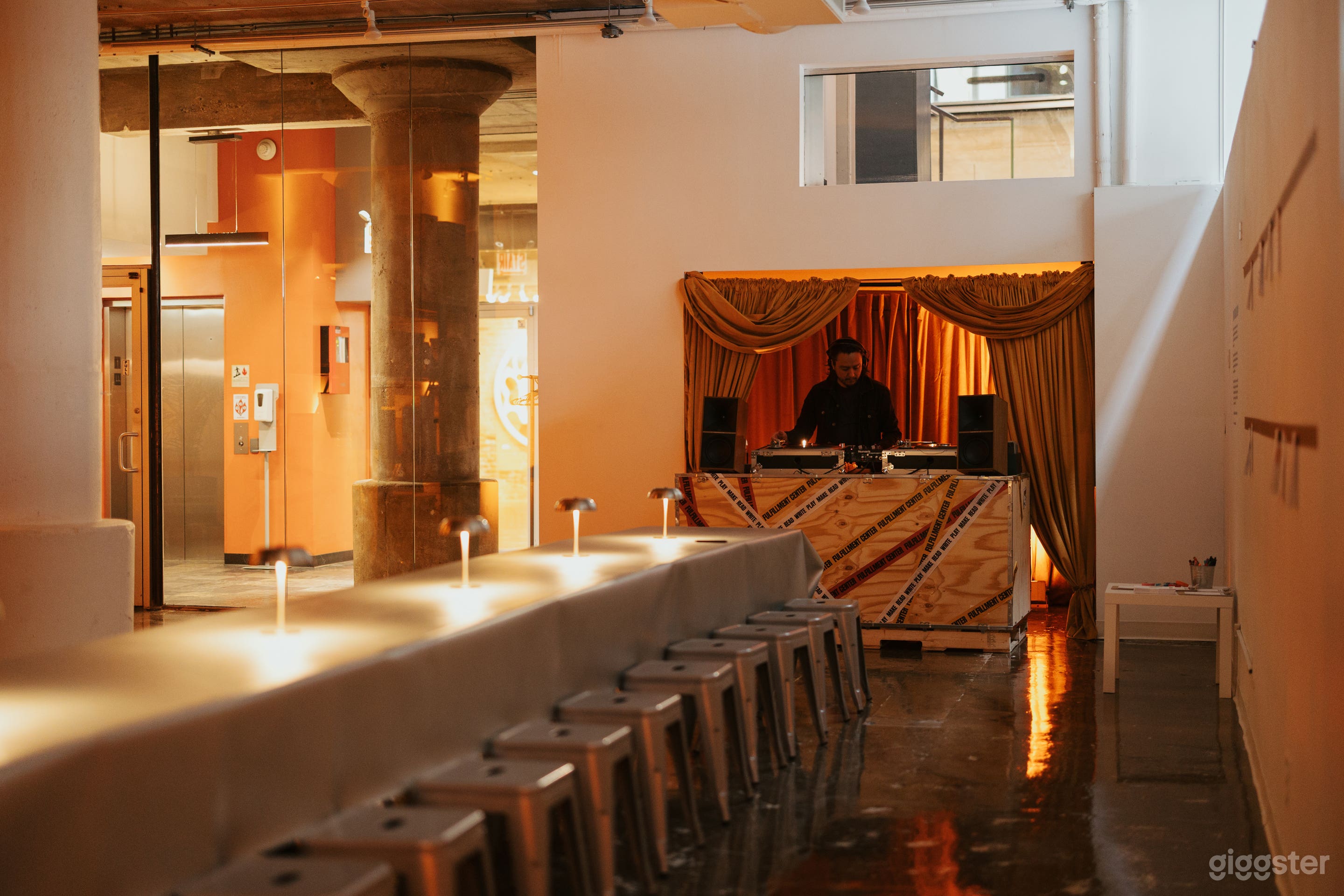 Flexible Gallery Workspace in River North Photo 1