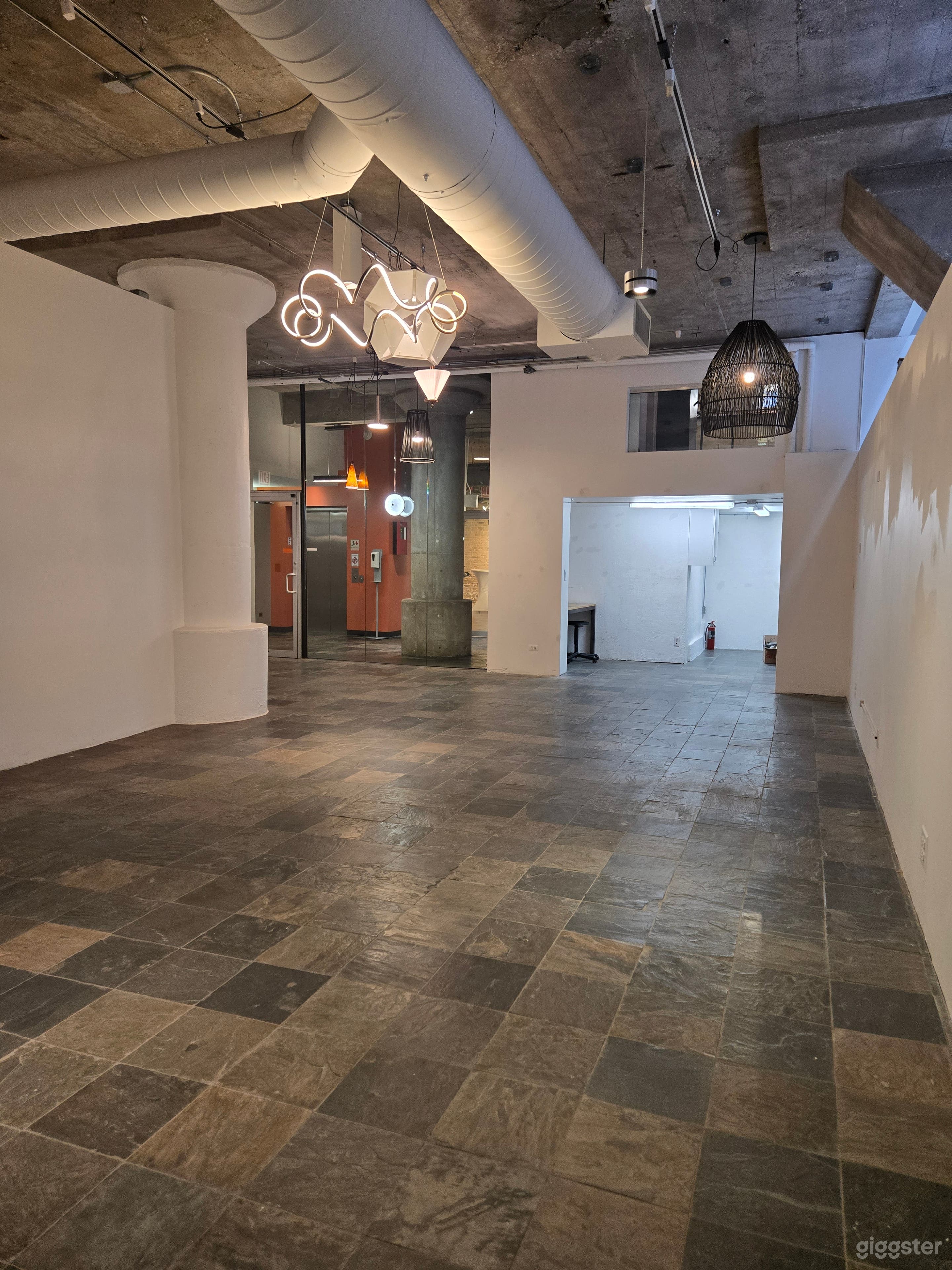 Flexible Gallery Workspace in River North Photo 4