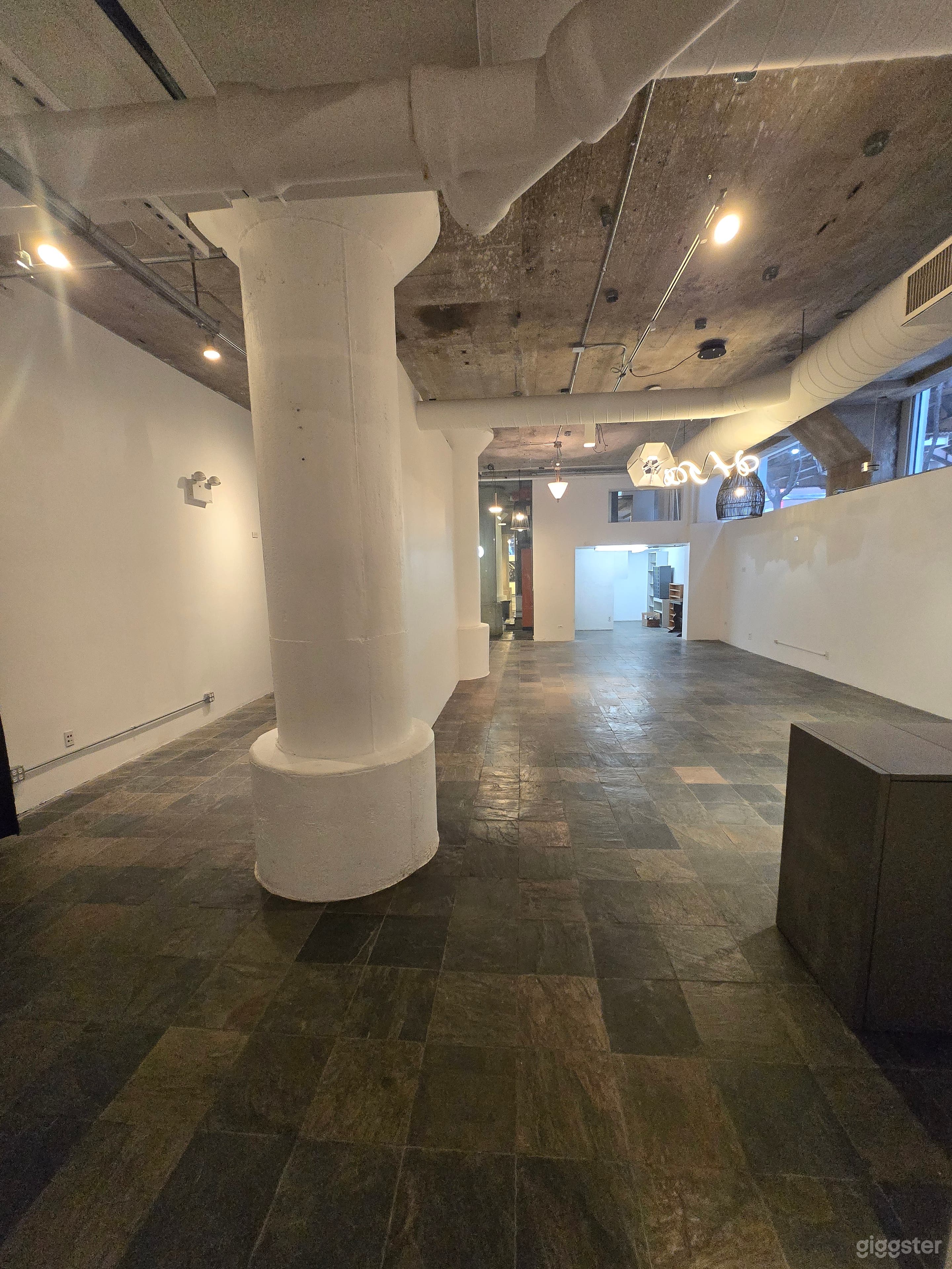 Flexible Gallery Workspace in River North Photo 2