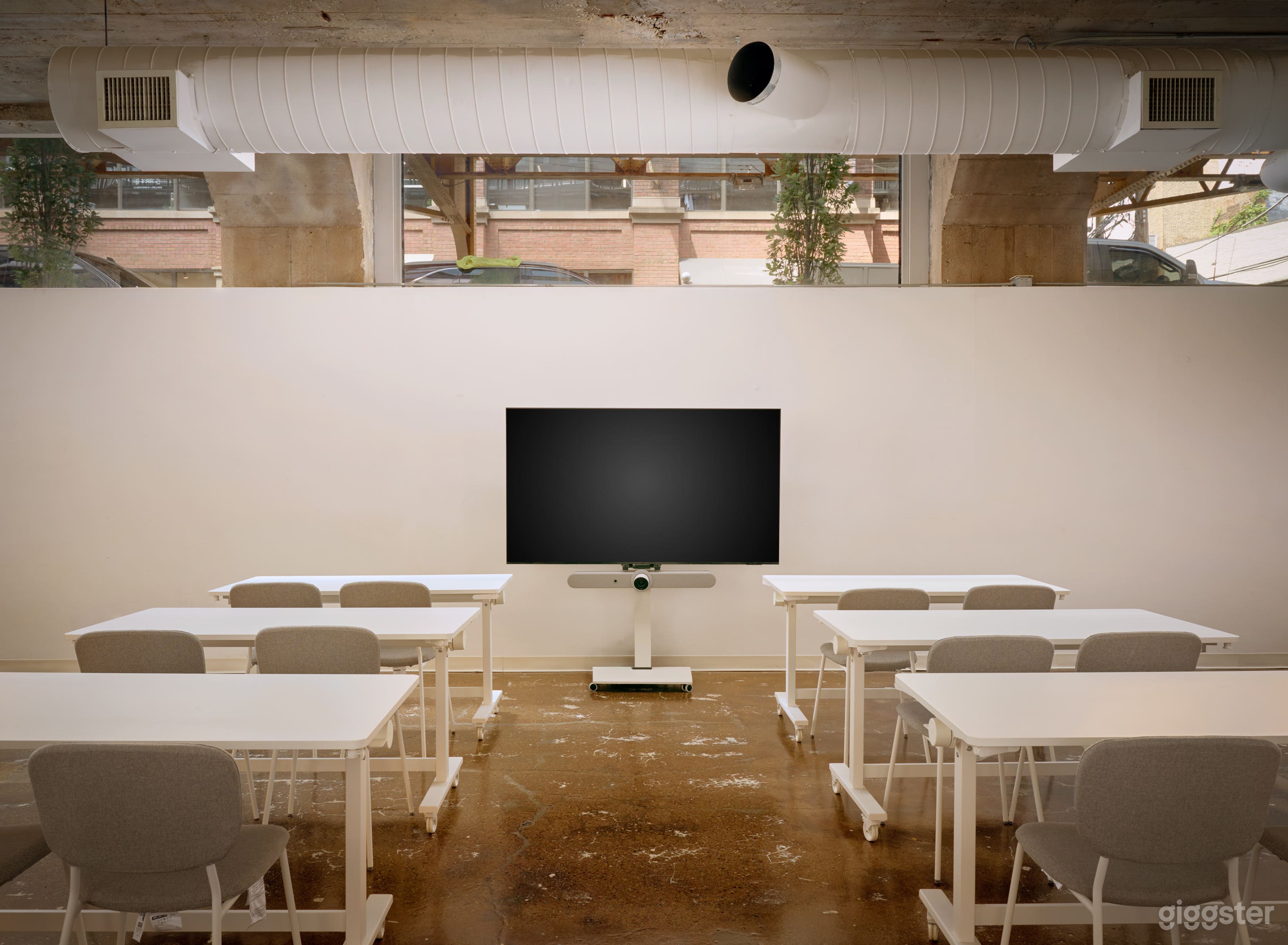 Flexible Gallery Workspace in River North Photo 4