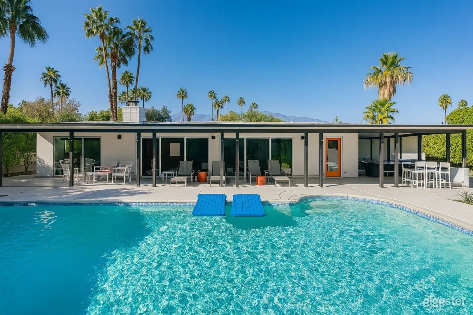 Modern Outdoor Pool w/ Panoramic Views Photo 4