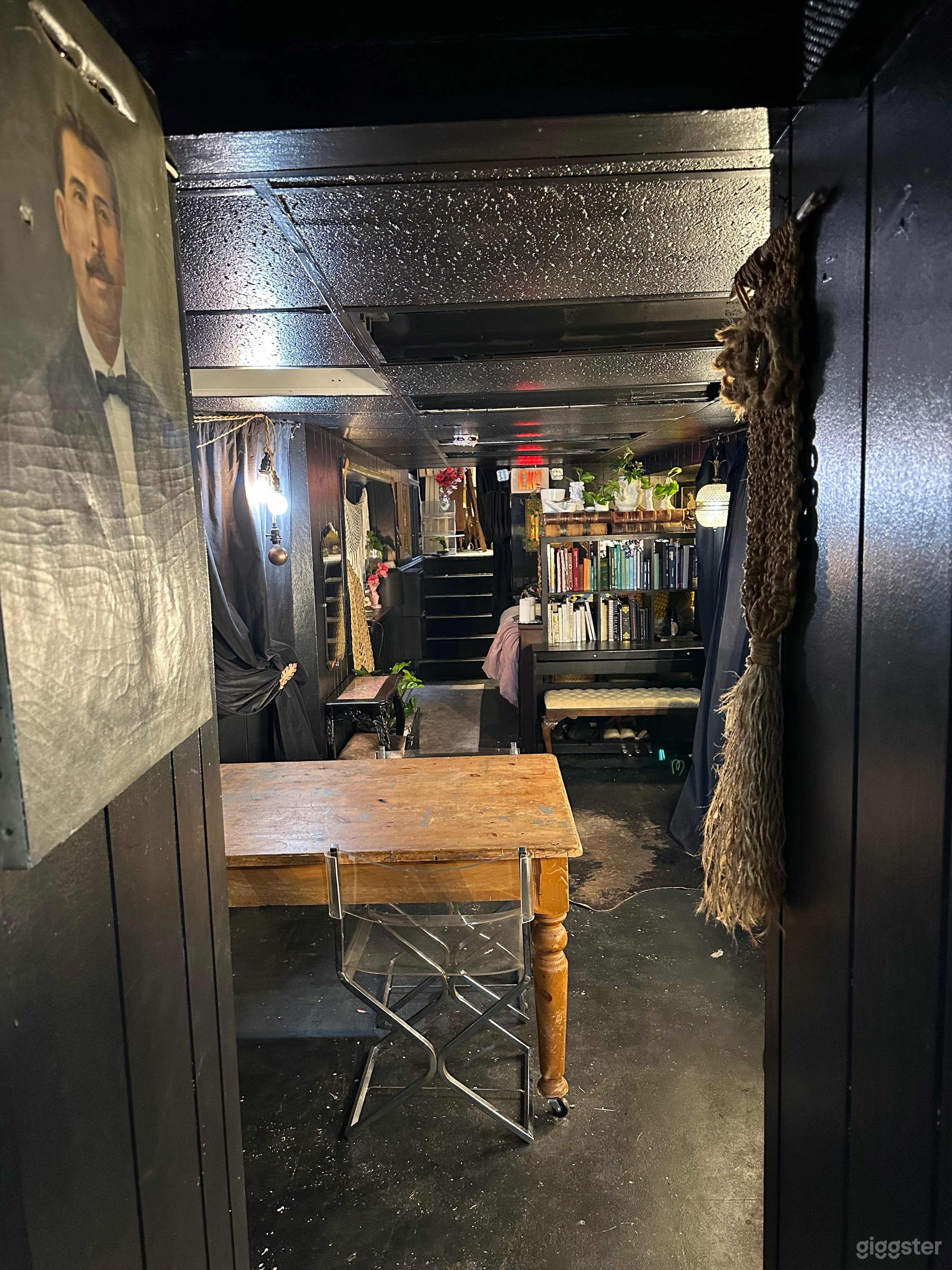 Long shot of the content speakeasy.