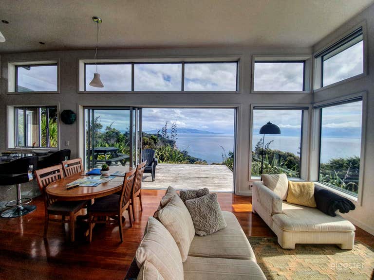  Light filled, south facing lounge 