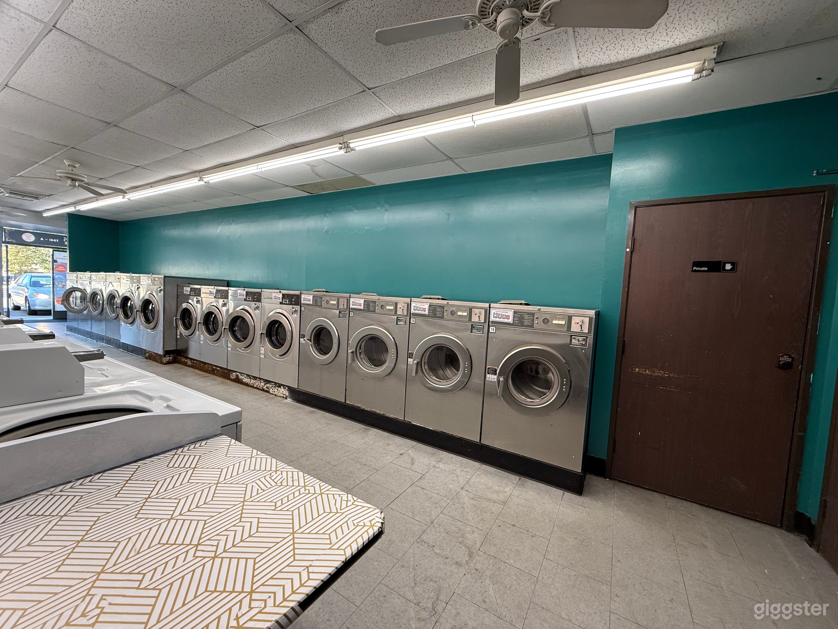 Colorful Laundromat w/ back alley and parking Photo 4