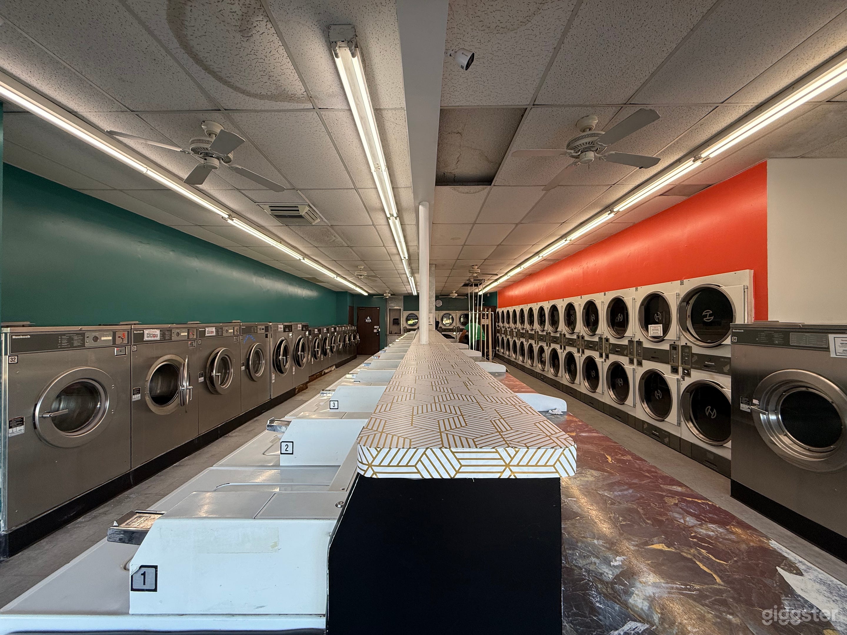 Colorful Laundromat w/ back alley and parking Photo 1