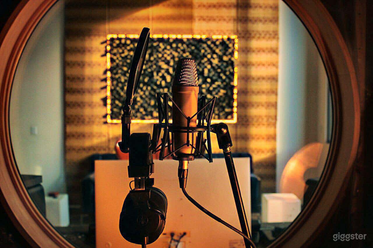 Gears:

Mac Mini 3.2GHz 6-core 8th Gen Core i7 (Memory 64GB)

Native Instruments plug-ins

Universal Audio plug-ins

Interface Samsung 32" LED Curved Monitor
Vox AC30S1 30W 1x12 tube guitar Amp

Boss GT6 Guitar effect

PreSonus Audio