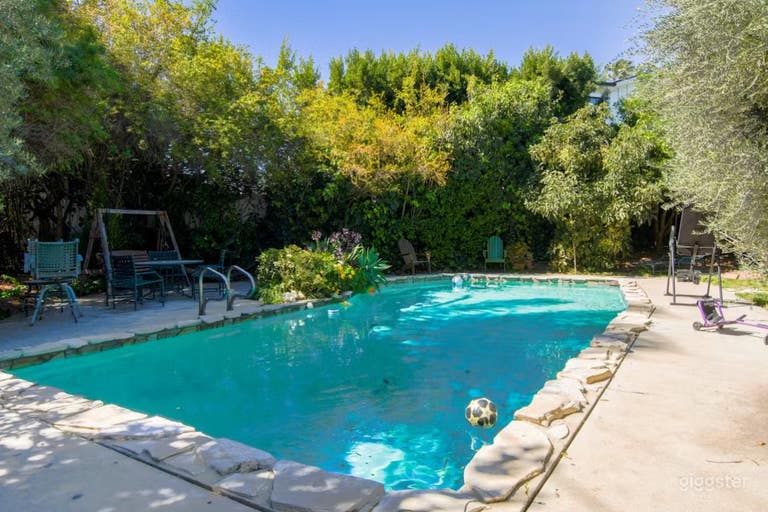  Secluded Vintage Garden Pool in LA 