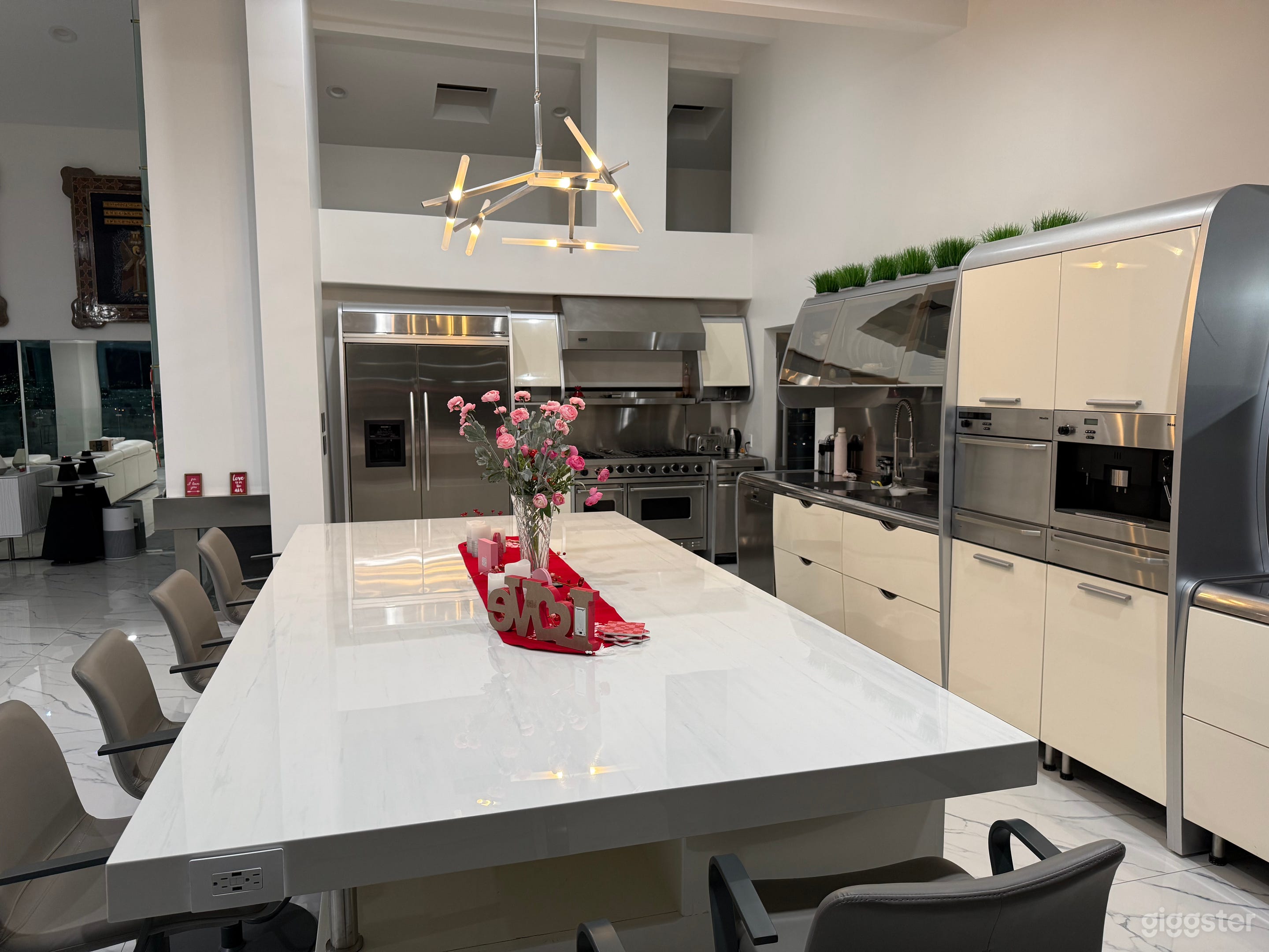 Modern Home with Breathtaking view Photo 4