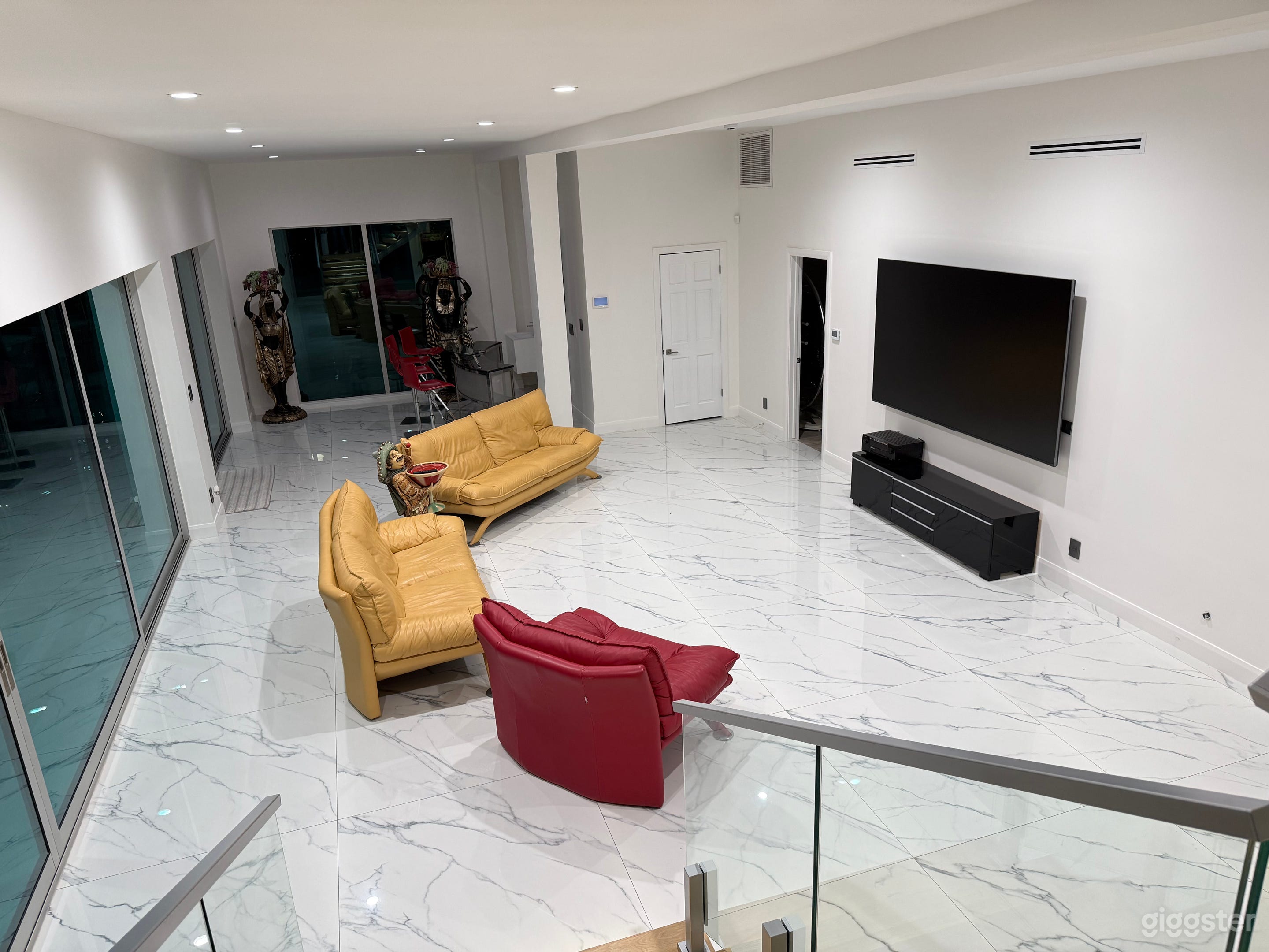 Modern Home with Breathtaking view Photo 3