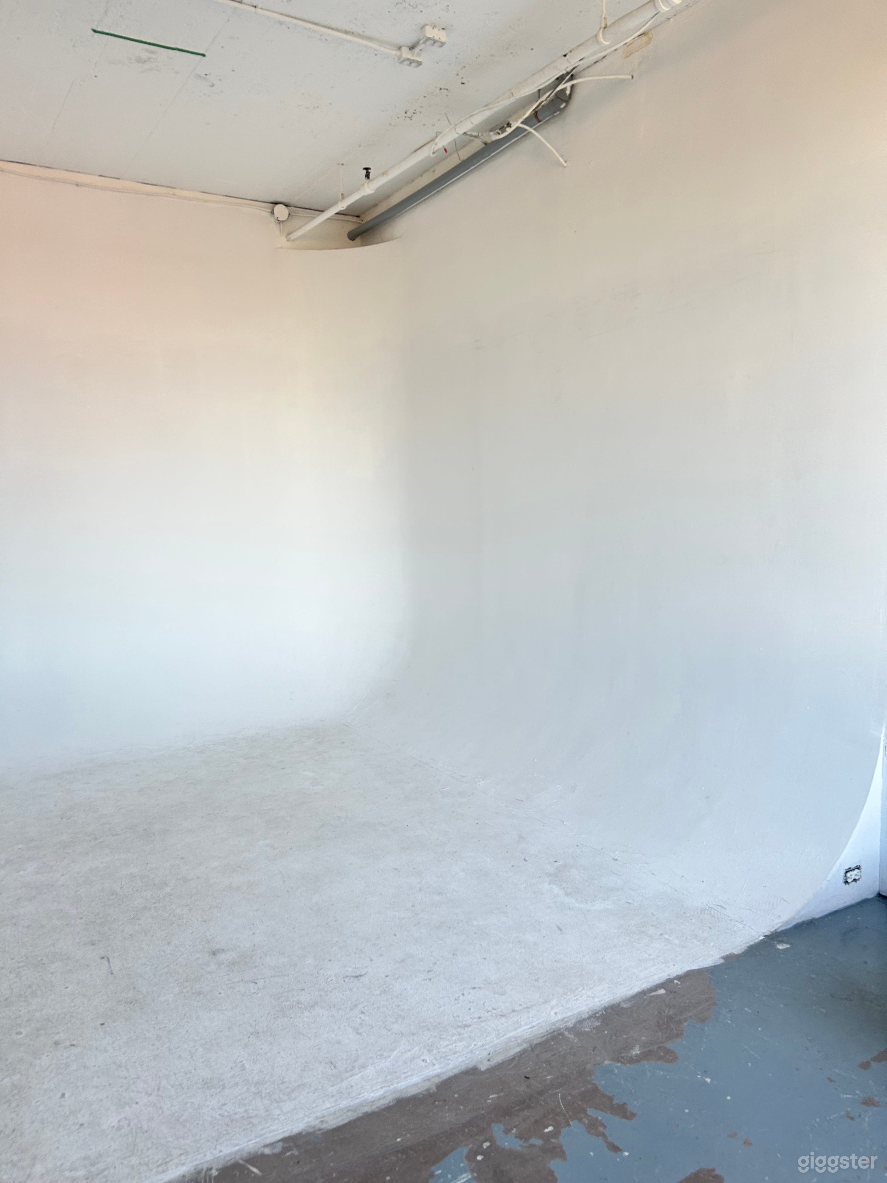 AFFORDABLE PHOTOGRAPHY STUDIO (Bring your own equipment) Photo 2