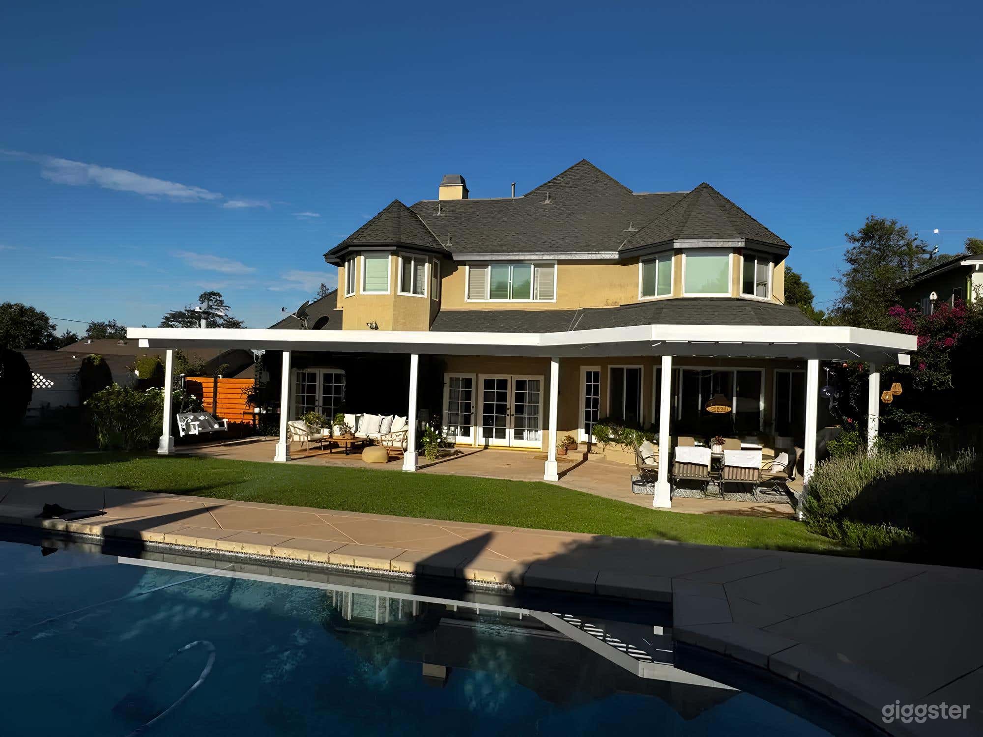 Stylish Backyard Location Photo 4