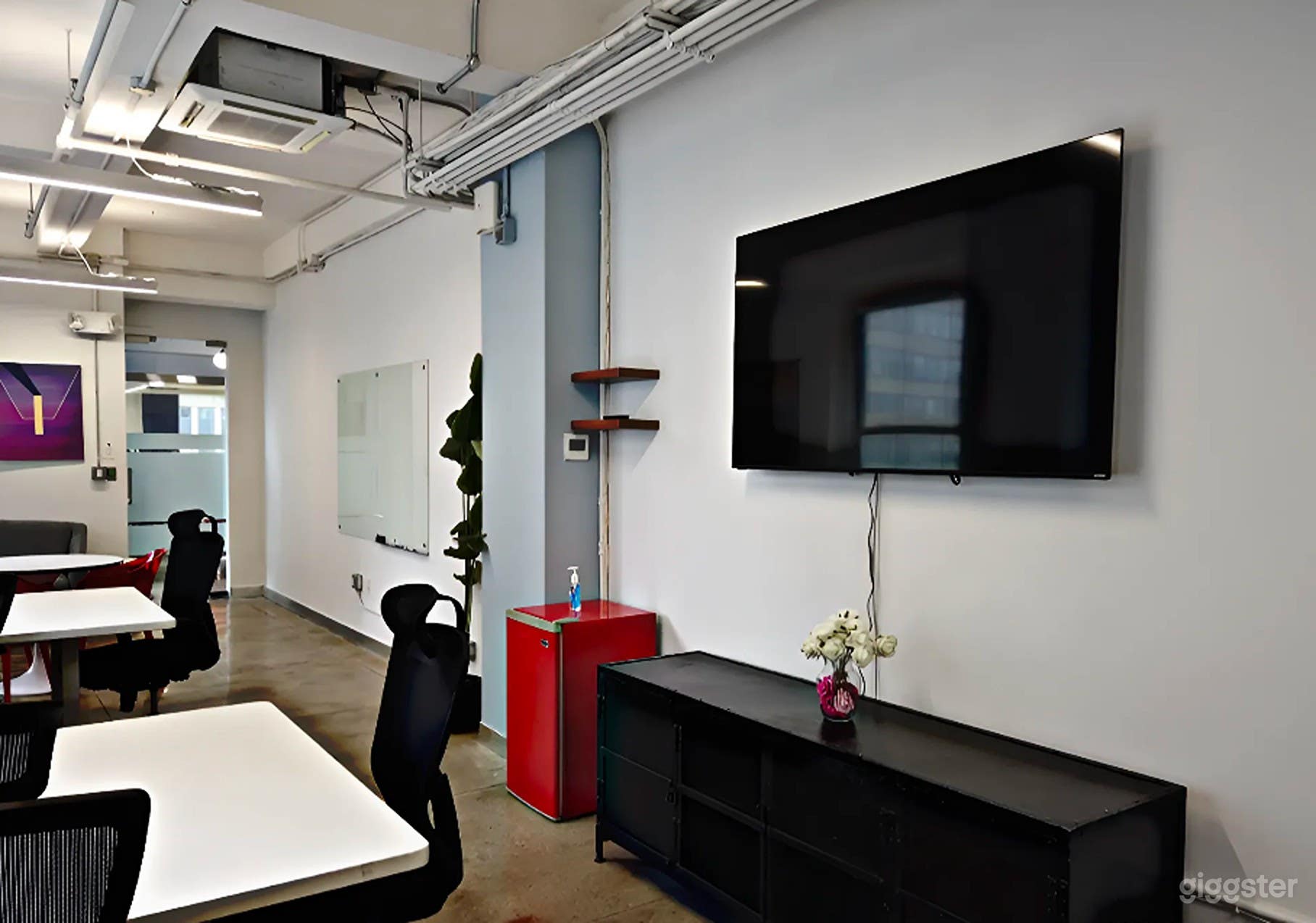 Sunlit Collaborative Meeting Room - The WAR Room Photo 2