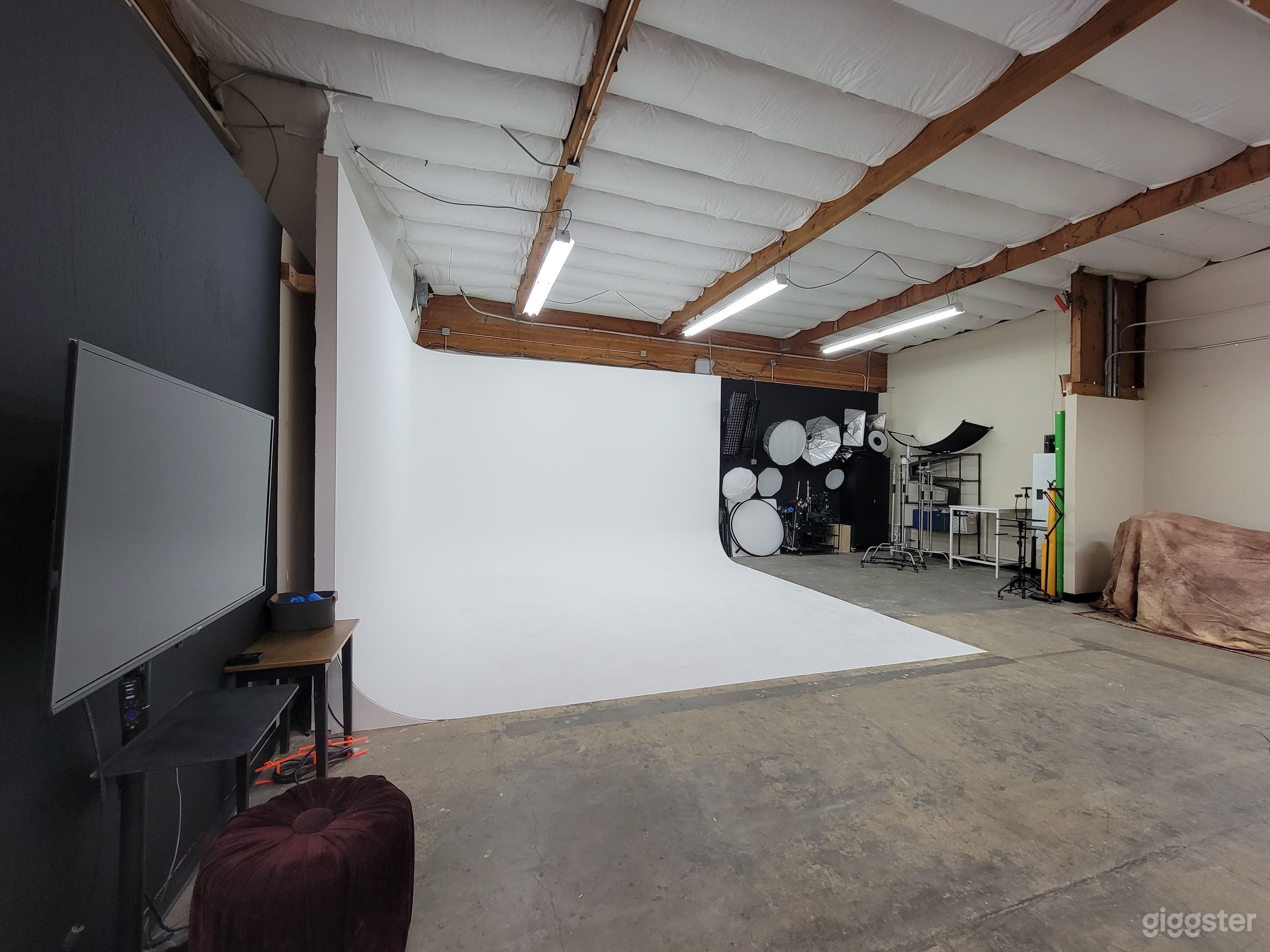 Roomy Warehouse Studio with Cyclorama Wall Photo 1