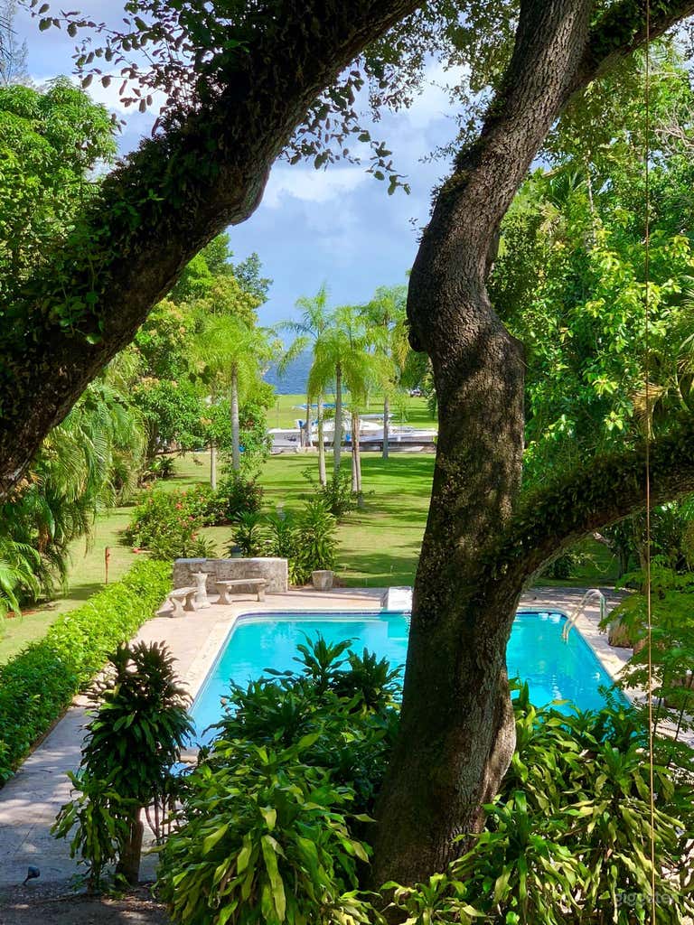  The Grove: Historic Luxury by the Water 