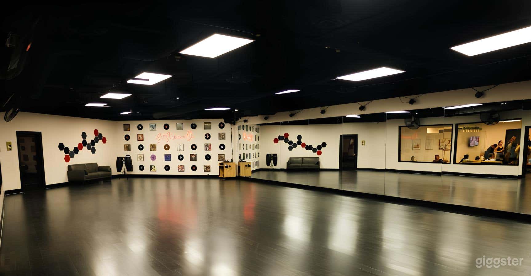 Large Dance Studio - "Meneo Room" Photo 4