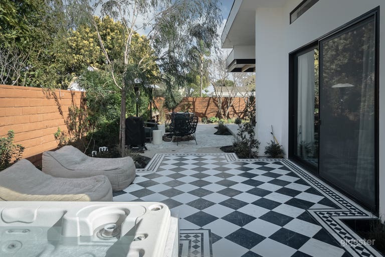  Spacious Loft with Abundant Natural Light & Garden 