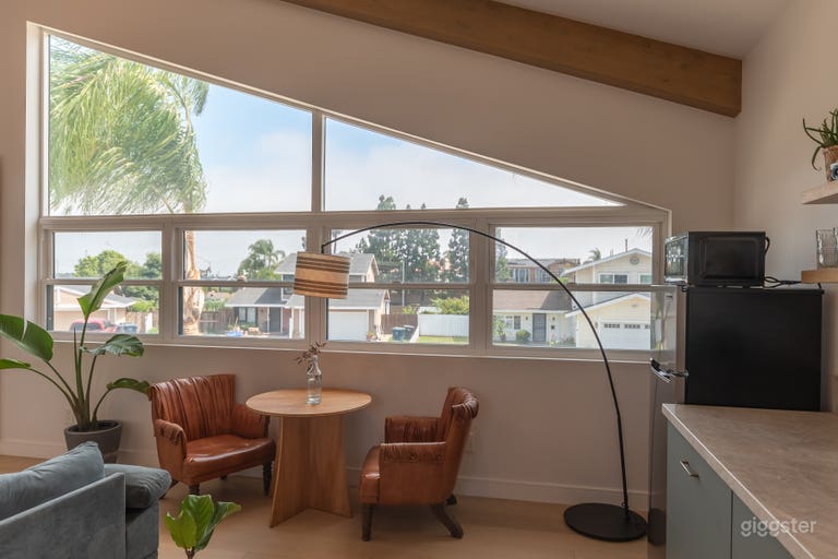  Spacious Loft with Abundant Natural Light & Garden 