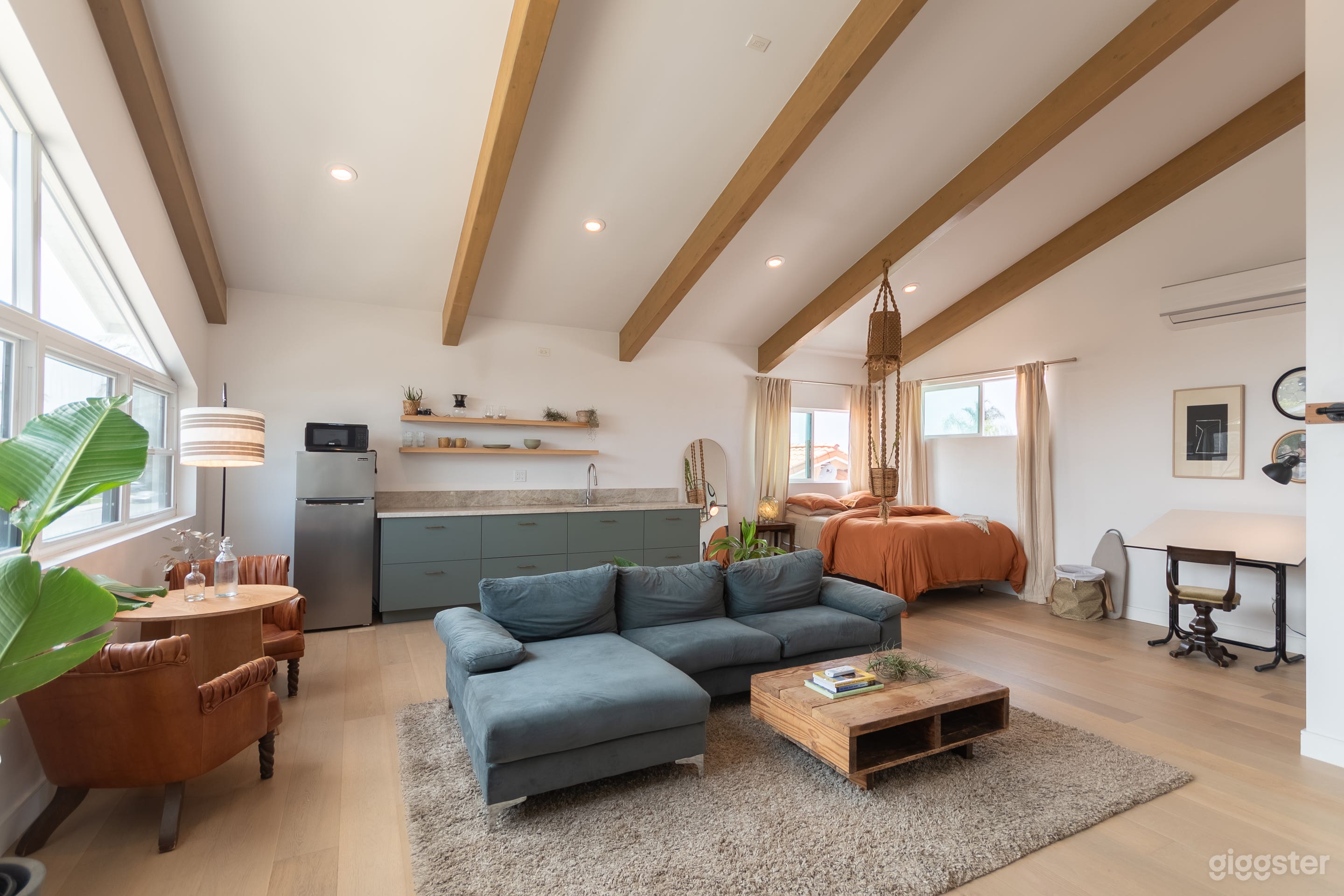 Spacious Loft with Abundant Natural Light &amp; Garden Photo 1