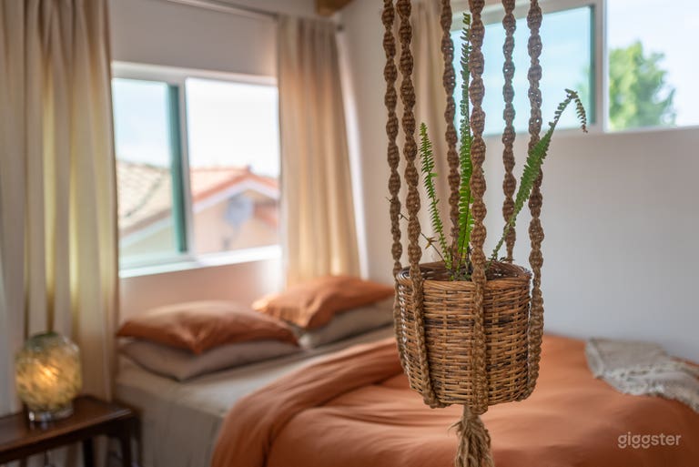  Spacious Loft with Abundant Natural Light & Garden 