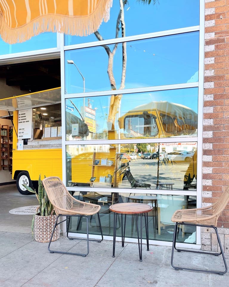  Espacio Luminoso de Café y Comedor con Patio Trasero 