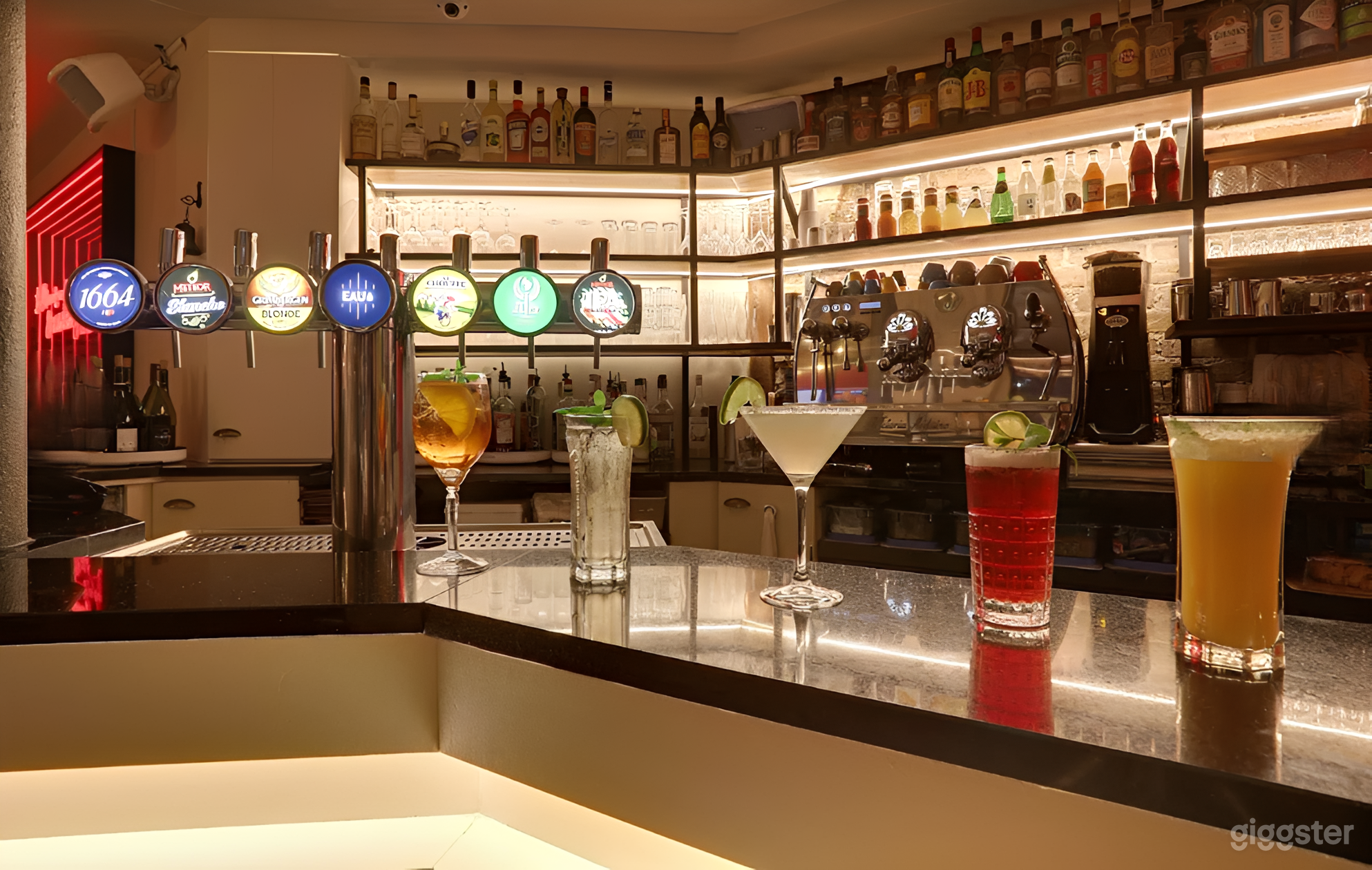Photo de Bistro parisien chic et bar à cocktails néon moderne 4