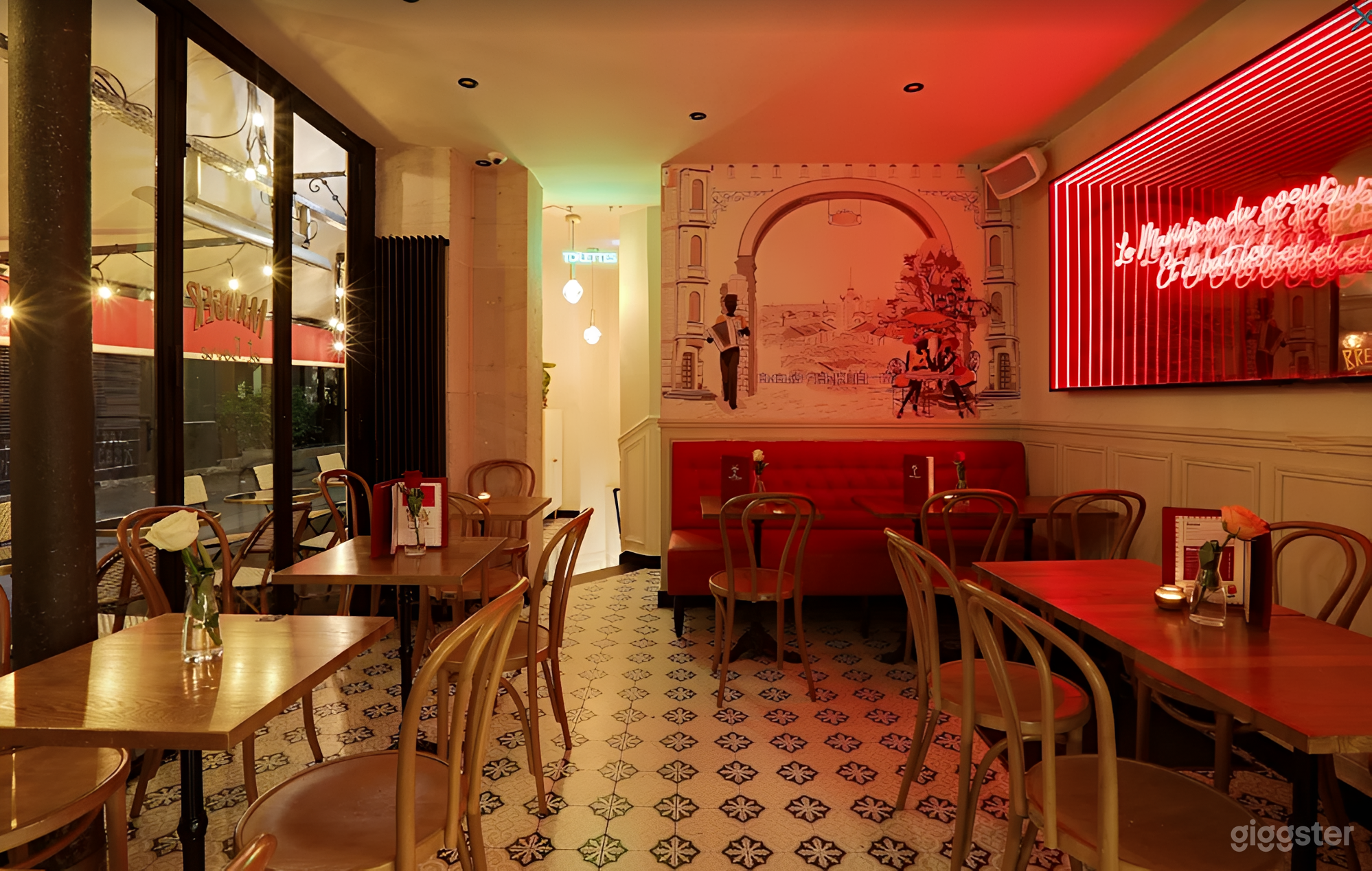 Photo de Bistro parisien chic et bar à cocktails néon moderne 2