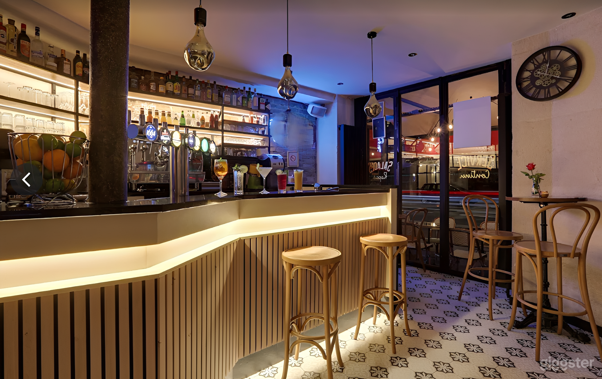 Photo de Bistro parisien chic et bar à cocktails néon moderne 3