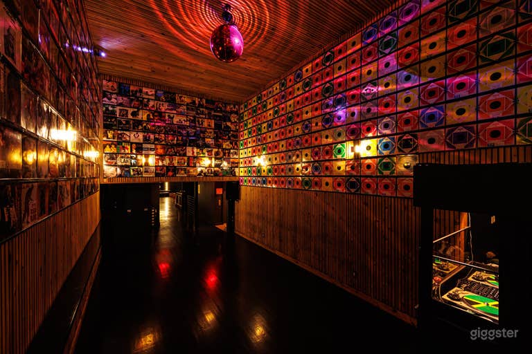  East Village/Union Square Bar Lounge w/ Karaoke + Big Screen 