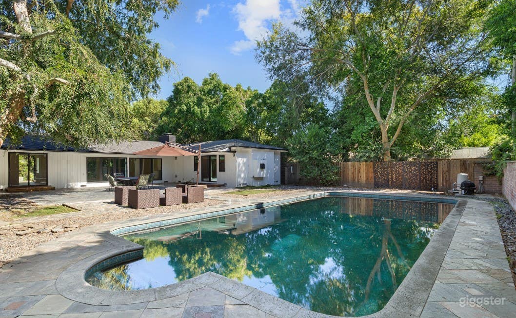 Classic and Gorgeous Pool in Spacious Backyard Photo 3