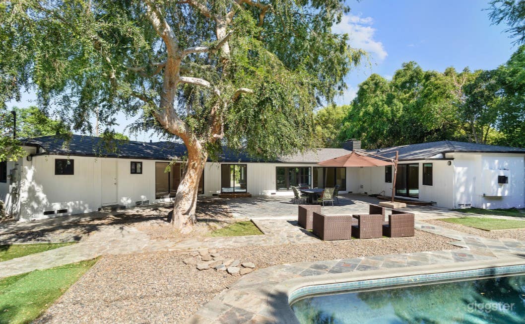 Classic and Gorgeous Pool in Spacious Backyard Photo 2