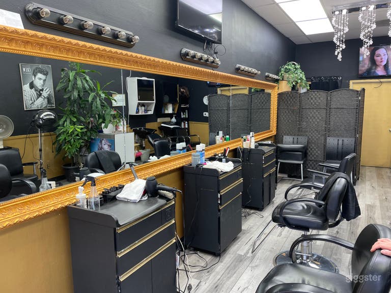  Salón de belleza con interior negro 