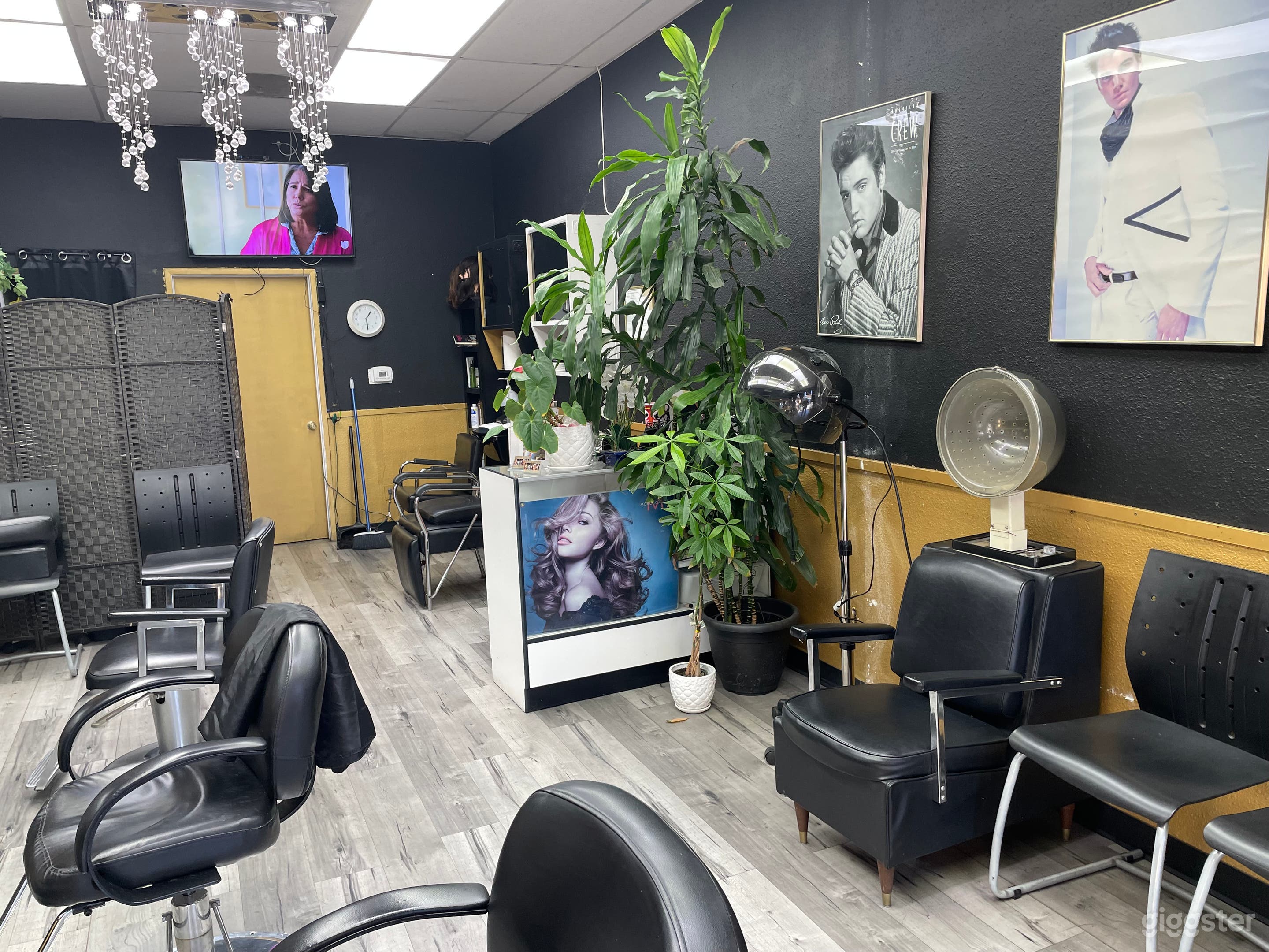 Hair Salon with Black Interior Photo 3