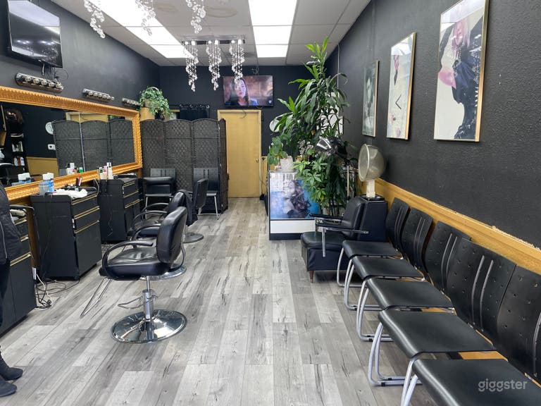  Salón de belleza con interior negro 