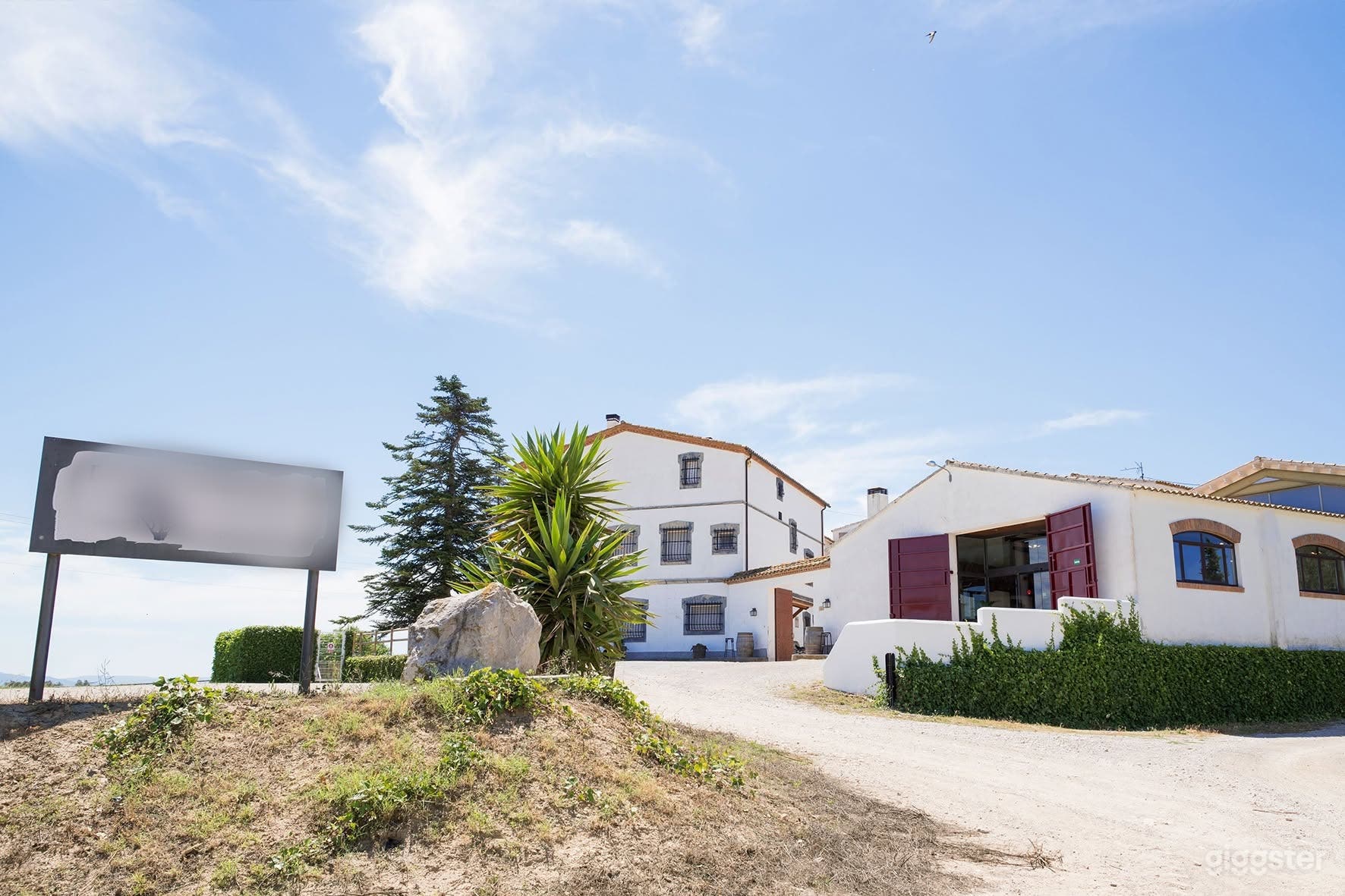 Bodega en el paisaje de viñedos del Penedès espacio completo Foto 2