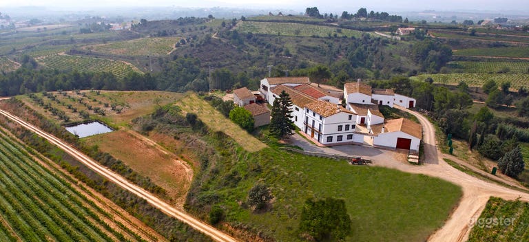  Bodega en el paisaje de viñedos del Penedès espacio completo 