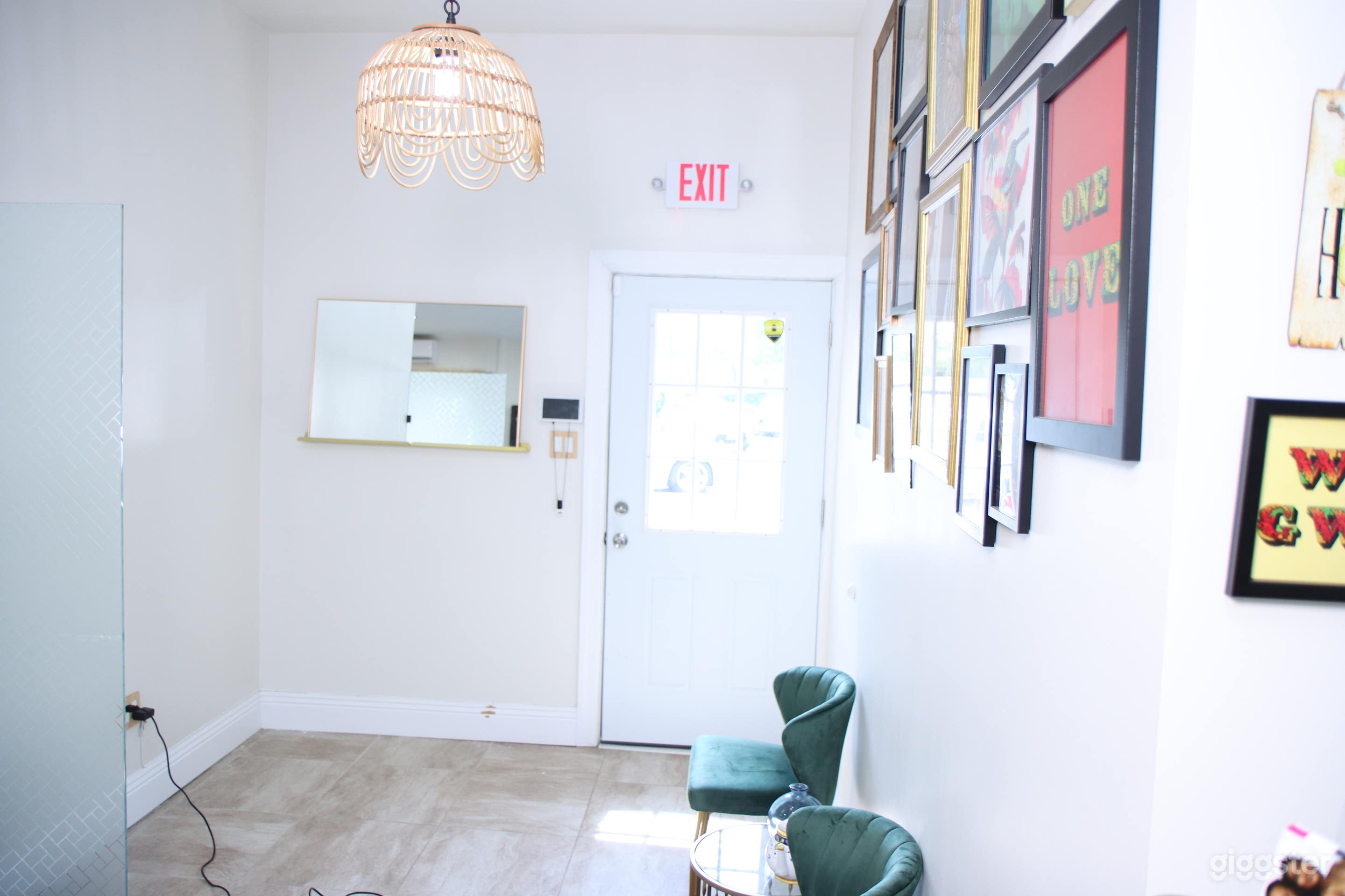 Gorgeous, glam, Zen, and warm studio space Photo 4