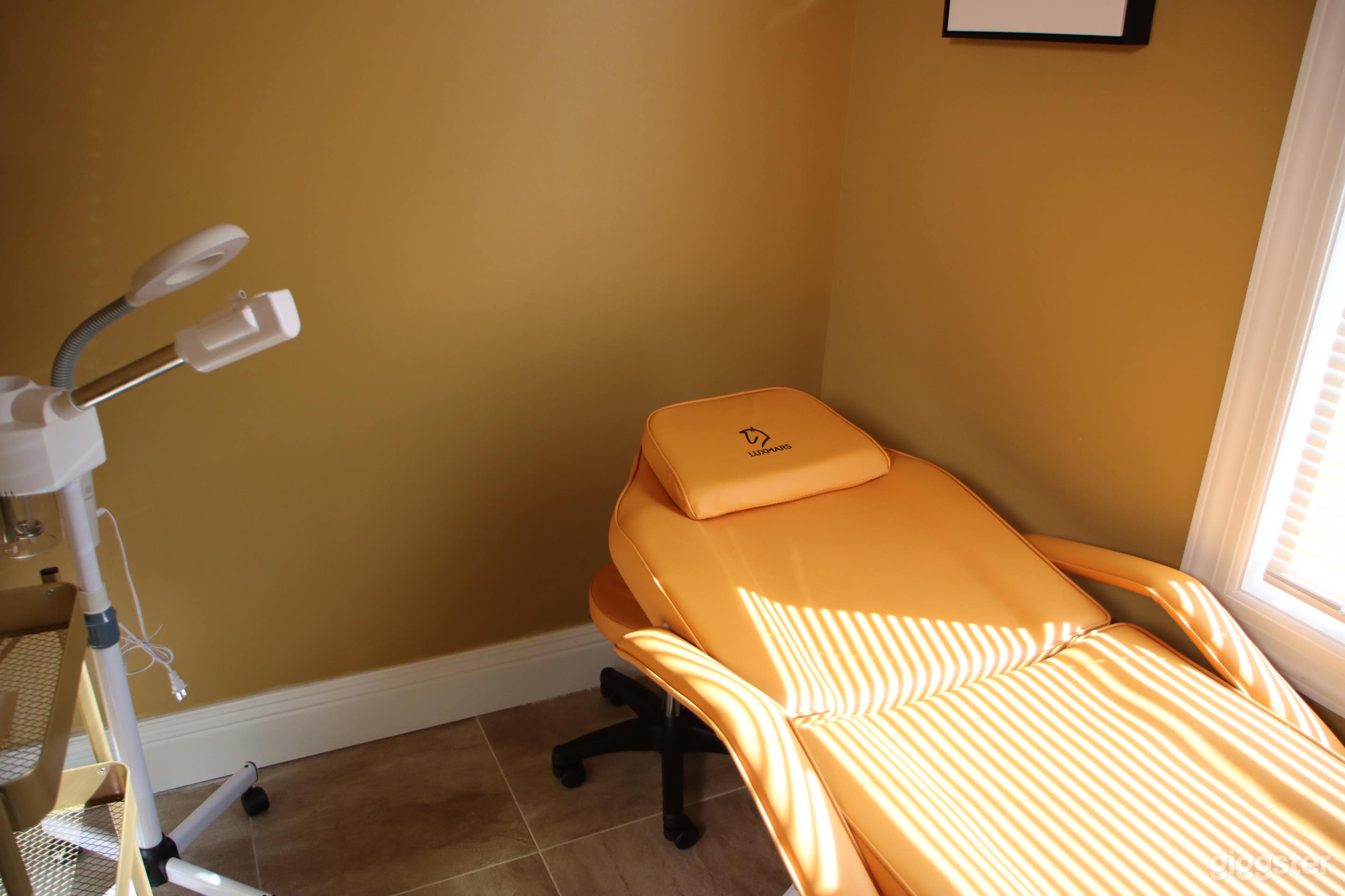 Gorgeous, glam, Zen, and warm studio space Photo 3