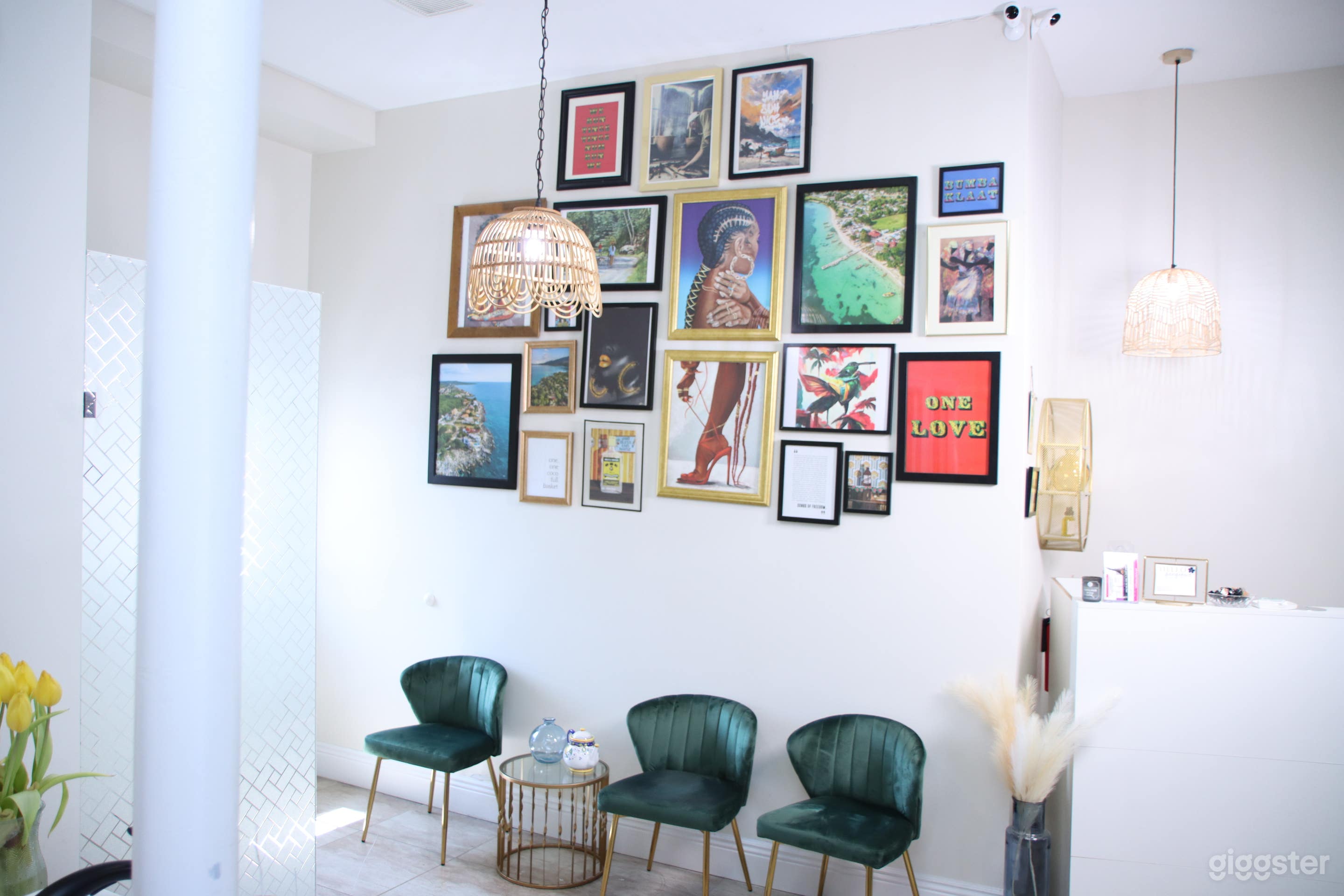 Gorgeous, glam, Zen, and warm studio space Photo 1