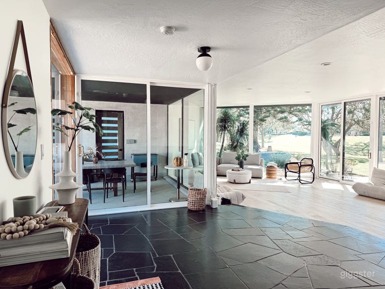  Newly Renovated Costa Home 